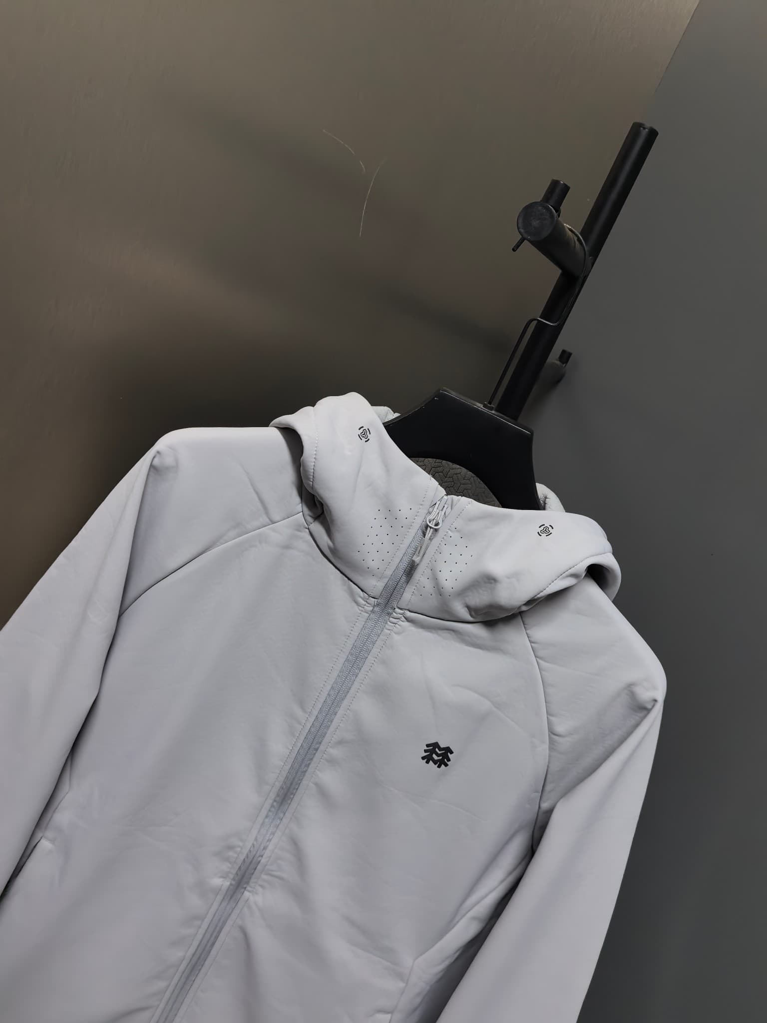 C12513 2026 – The latest model! A new autumn/winter men’s jacket with a soft shell. It also features a windproof and rainproof hood, making it an essential item in any autumn/winter wardrobe. The logo printed on the chest gives a more stylish look; its cl — image 6
