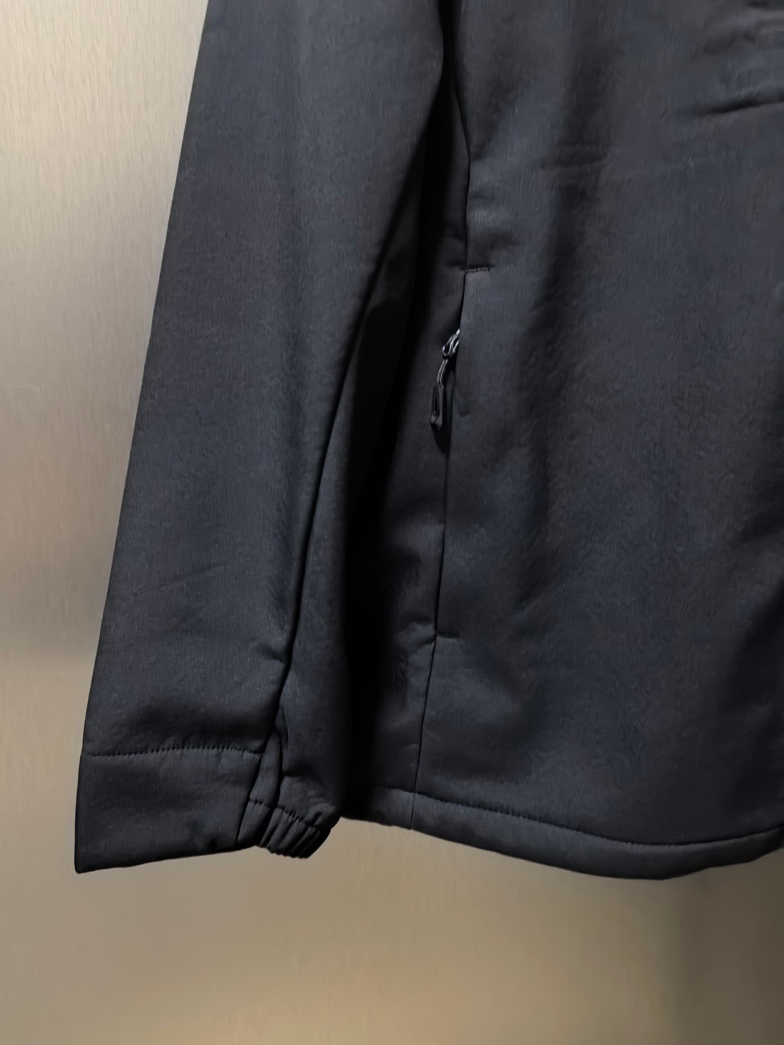 C12515 2026 – The latest version! A new autumn/winter men’s jacket with a soft shell. It also features a windproof and rainproof hood, making it an essential item in any winter wardrobe. The logo printed on the chest adds a stylish, distinctive look; its  — image 5