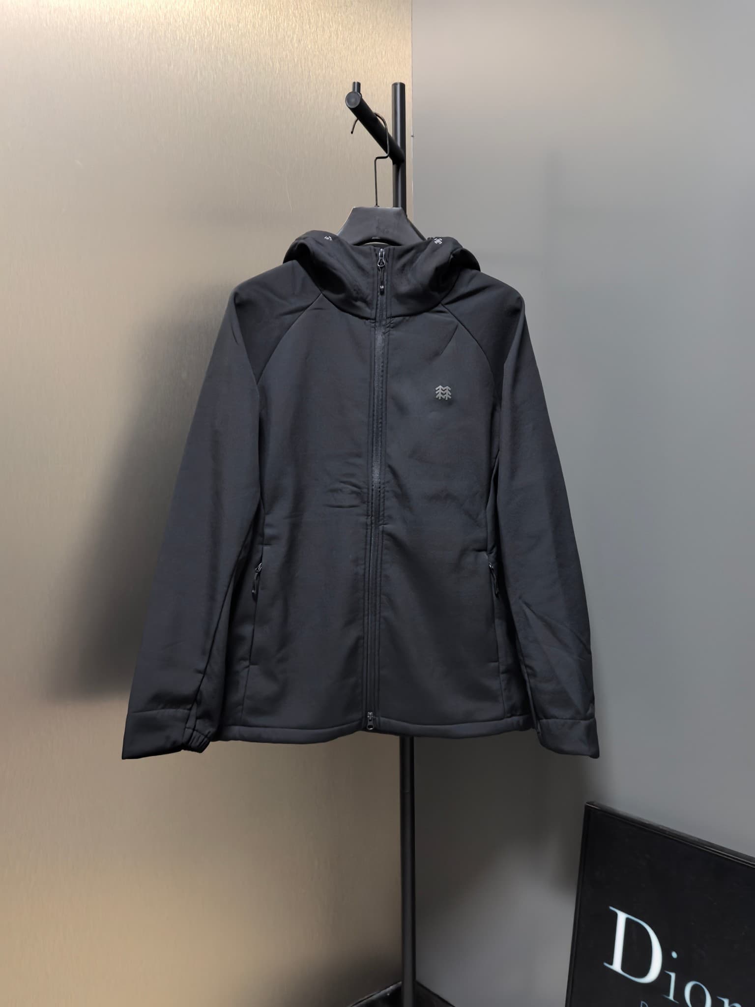 C12515 2026 – The latest version! A new autumn/winter men’s jacket with a soft shell. It also features a windproof and rainproof hood, making it an essential item in any winter wardrobe. The logo printed on the chest adds a stylish, distinctive look; its 