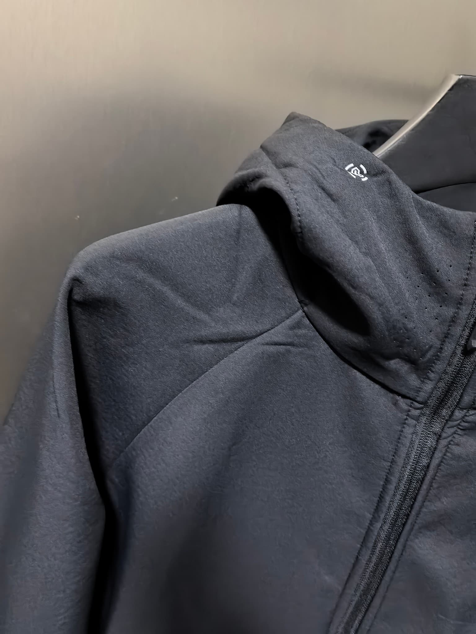 C12515 2026 – The latest version! A new autumn/winter men’s jacket with a soft shell. It also features a windproof and rainproof hood, making it an essential item in any winter wardrobe. The logo printed on the chest adds a stylish, distinctive look; its  — image 2