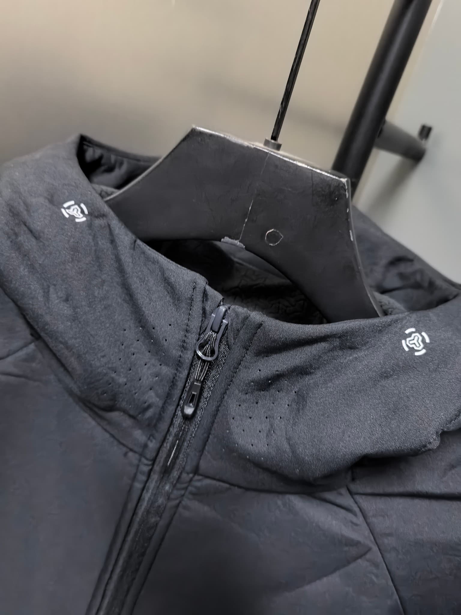 C12515 2026 – The latest version! A new autumn/winter men’s jacket with a soft shell. It also features a windproof and rainproof hood, making it an essential item in any winter wardrobe. The logo printed on the chest adds a stylish, distinctive look; its  — image 3