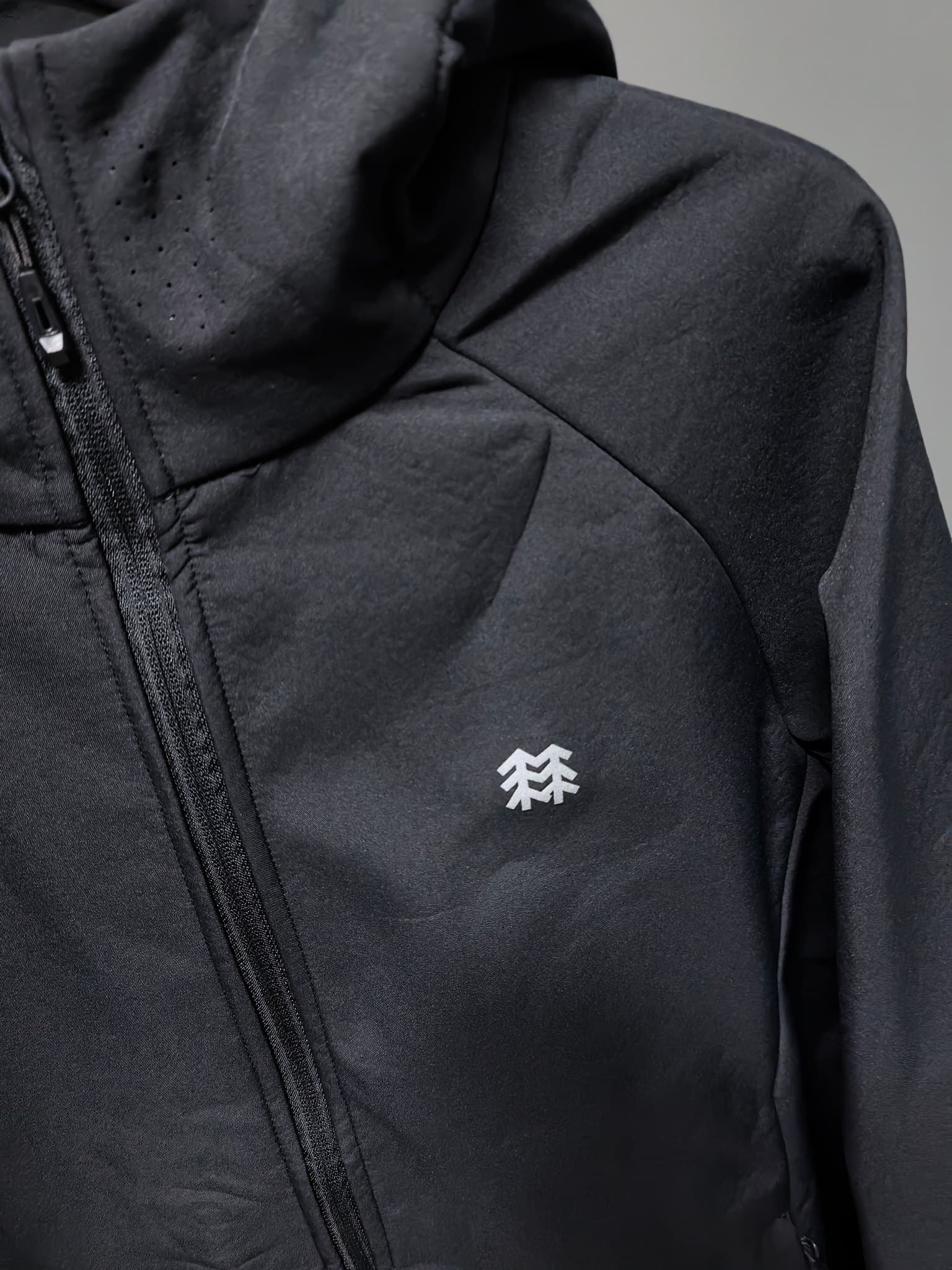 C12515 2026 – The latest version! A new autumn/winter men’s jacket with a soft shell. It also features a windproof and rainproof hood, making it an essential item in any winter wardrobe. The logo printed on the chest adds a stylish, distinctive look; its  — image 4
