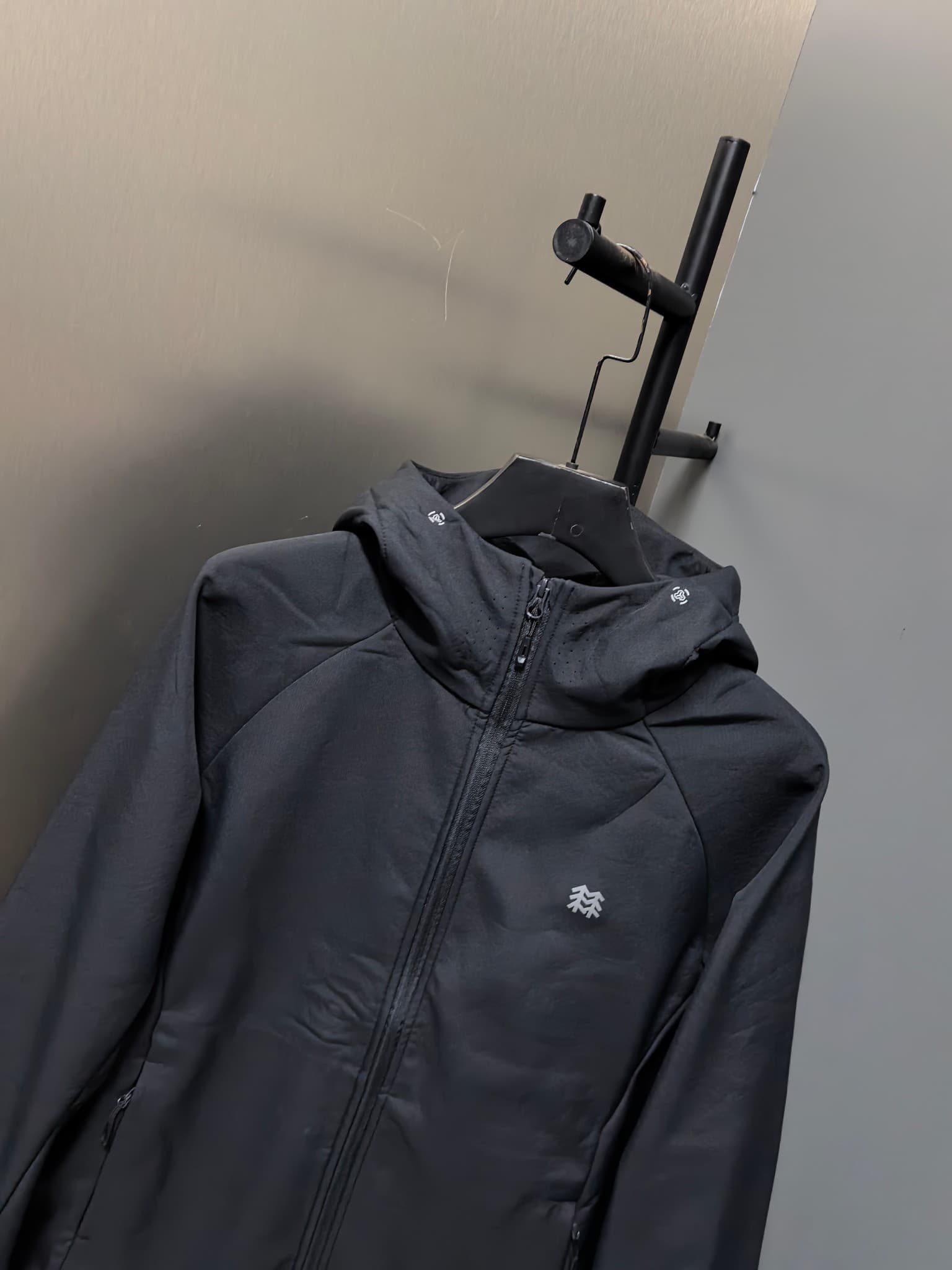 C12515 2026 – The latest version! A new autumn/winter men’s jacket with a soft shell. It also features a windproof and rainproof hood, making it an essential item in any winter wardrobe. The logo printed on the chest adds a stylish, distinctive look; its  — image 6