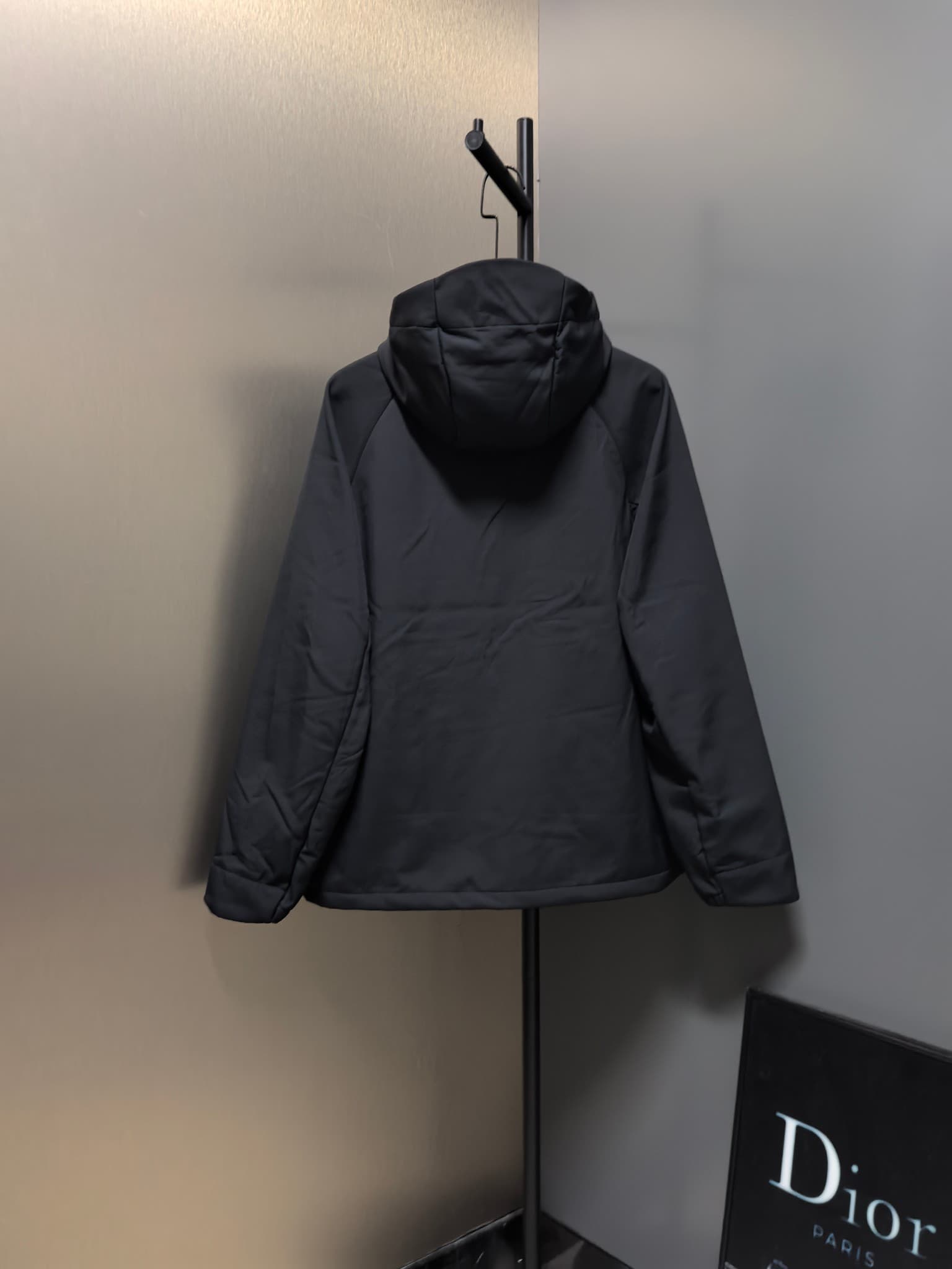 C12515 2026 – The latest version! A new autumn/winter men’s jacket with a soft shell. It also features a windproof and rainproof hood, making it an essential item in any winter wardrobe. The logo printed on the chest adds a stylish, distinctive look; its  — image 7