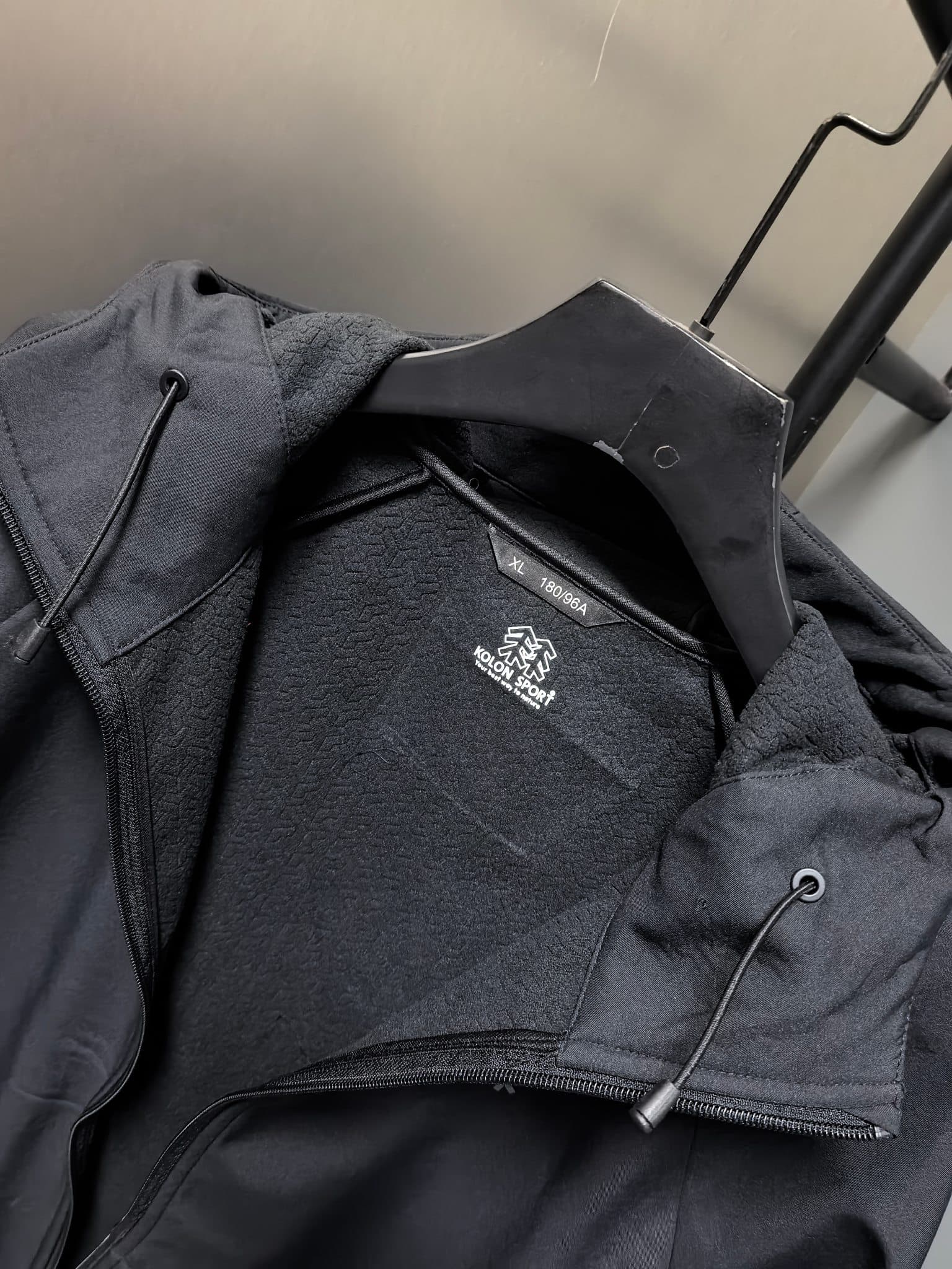 C12515 2026 – The latest version! A new autumn/winter men’s jacket with a soft shell. It also features a windproof and rainproof hood, making it an essential item in any winter wardrobe. The logo printed on the chest adds a stylish, distinctive look; its  — image 8