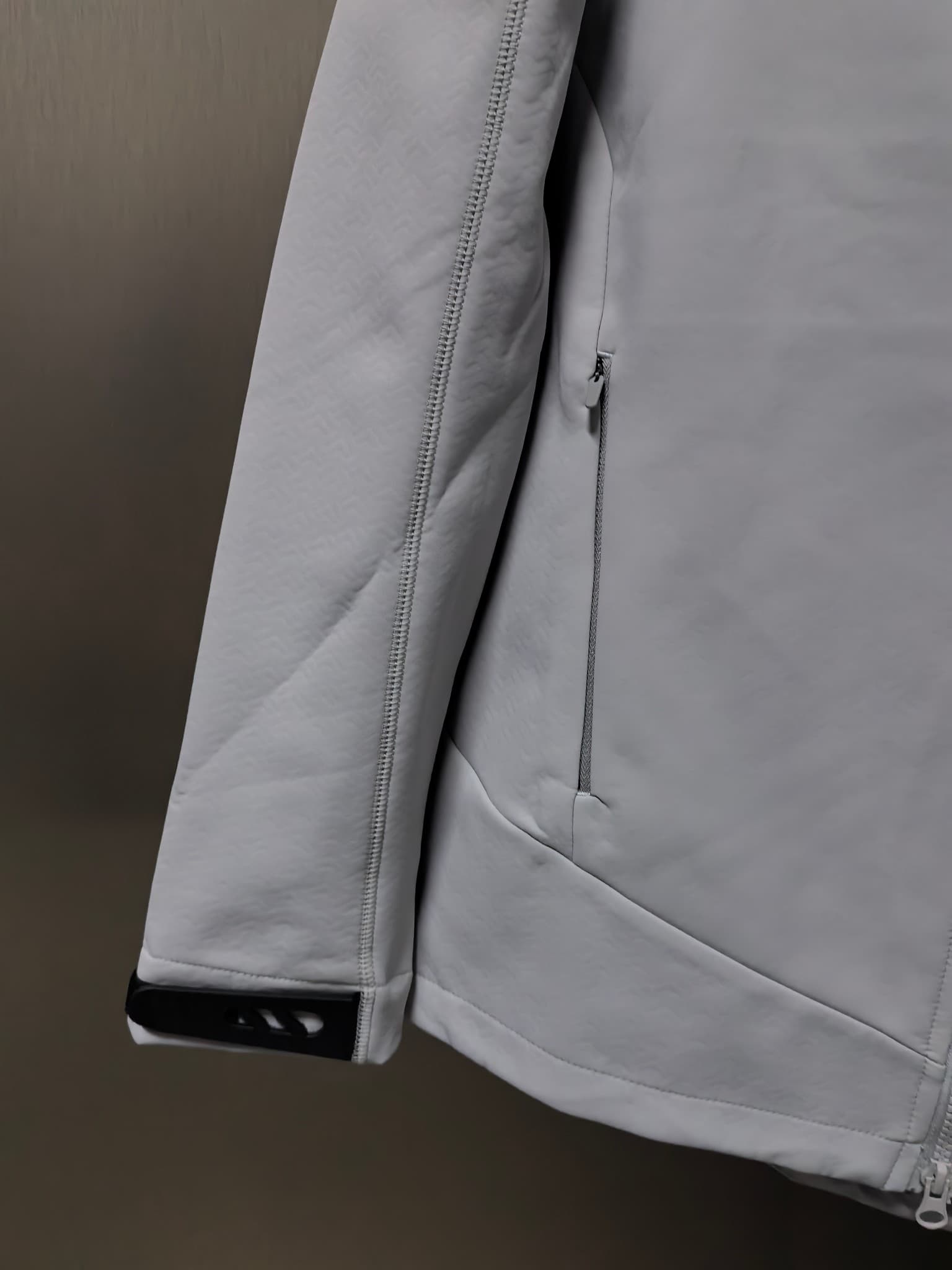 C12516 2026 latest model – the top version! A new men’s jacket for autumn and winter. It features a soft shell material, and the windproof and rainproof hood makes it an essential item in any autumn/winter wardrobe. The logo printed on the chest gives a m — image 4