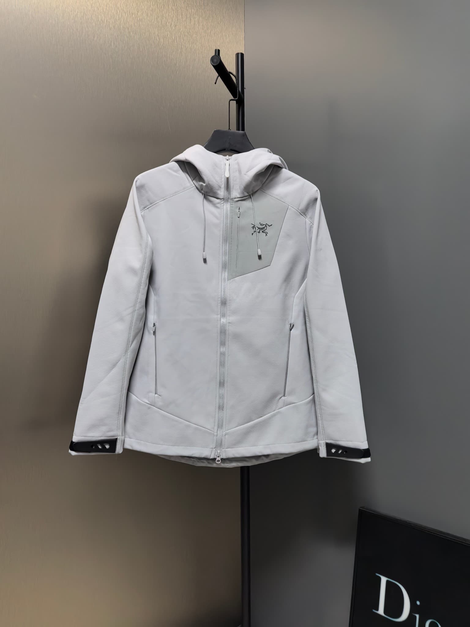 C12516 2026 latest model – the top version! A new men’s jacket for autumn and winter. It features a soft shell material, and the windproof and rainproof hood makes it an essential item in any autumn/winter wardrobe. The logo printed on the chest gives a m — image 1