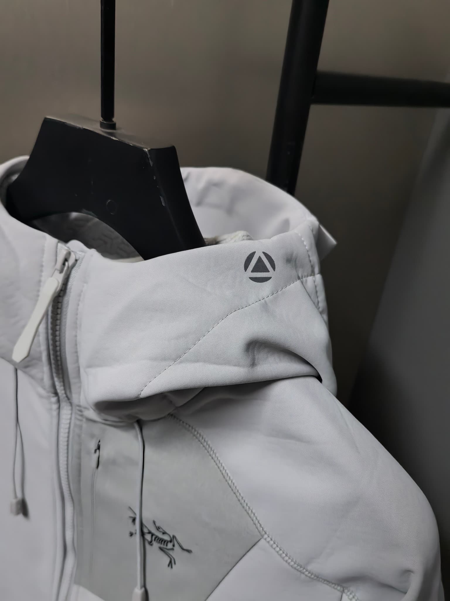 C12516 2026 latest model – the top version! A new men’s jacket for autumn and winter. It features a soft shell material, and the windproof and rainproof hood makes it an essential item in any autumn/winter wardrobe. The logo printed on the chest gives a m — image 5