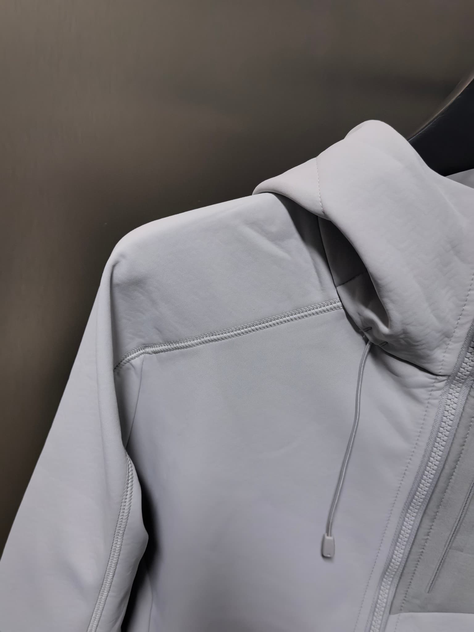 C12516 2026 latest model – the top version! A new men’s jacket for autumn and winter. It features a soft shell material, and the windproof and rainproof hood makes it an essential item in any autumn/winter wardrobe. The logo printed on the chest gives a m — image 2