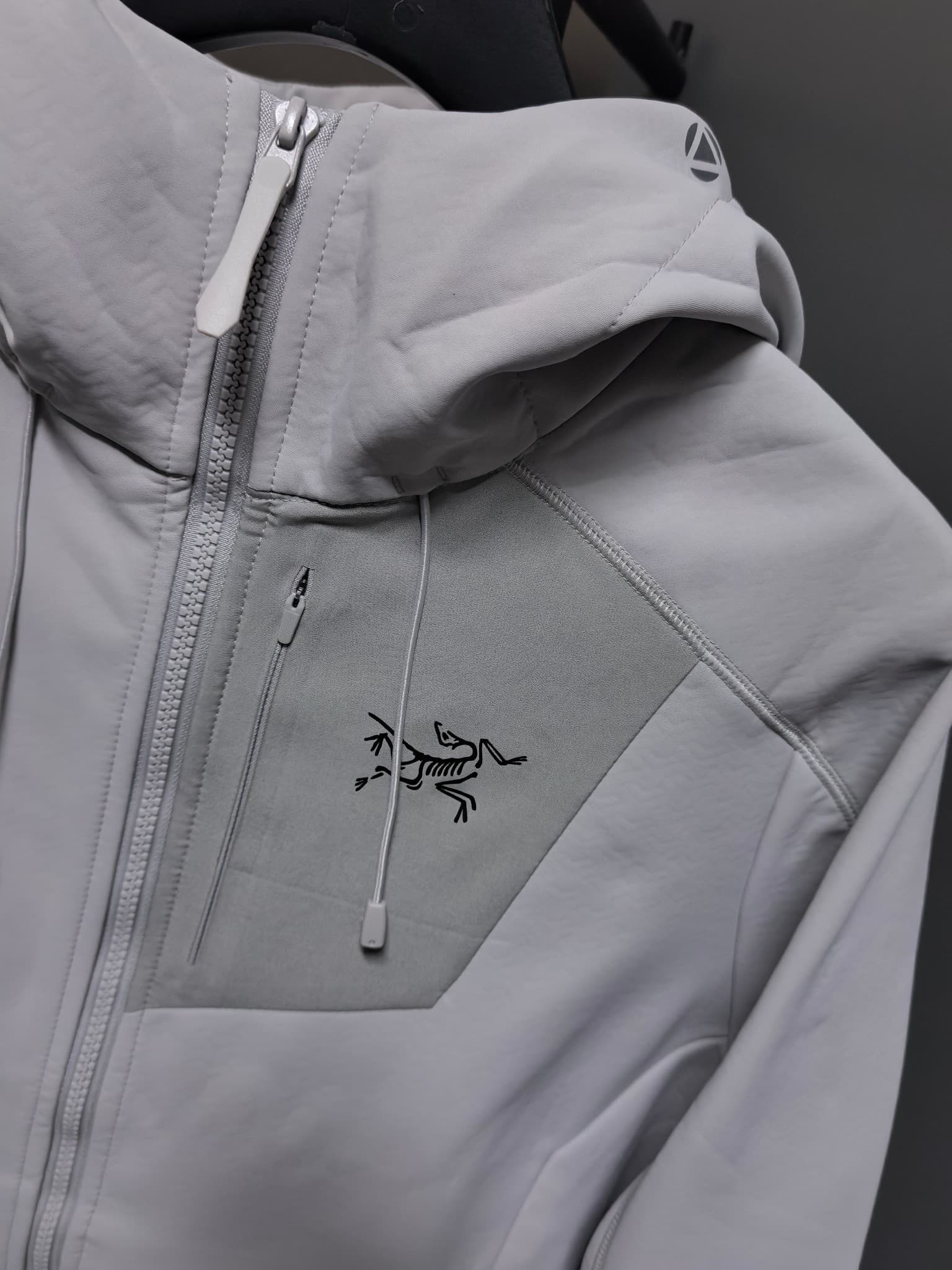 C12516 2026 latest model – the top version! A new men’s jacket for autumn and winter. It features a soft shell material, and the windproof and rainproof hood makes it an essential item in any autumn/winter wardrobe. The logo printed on the chest gives a m — image 3