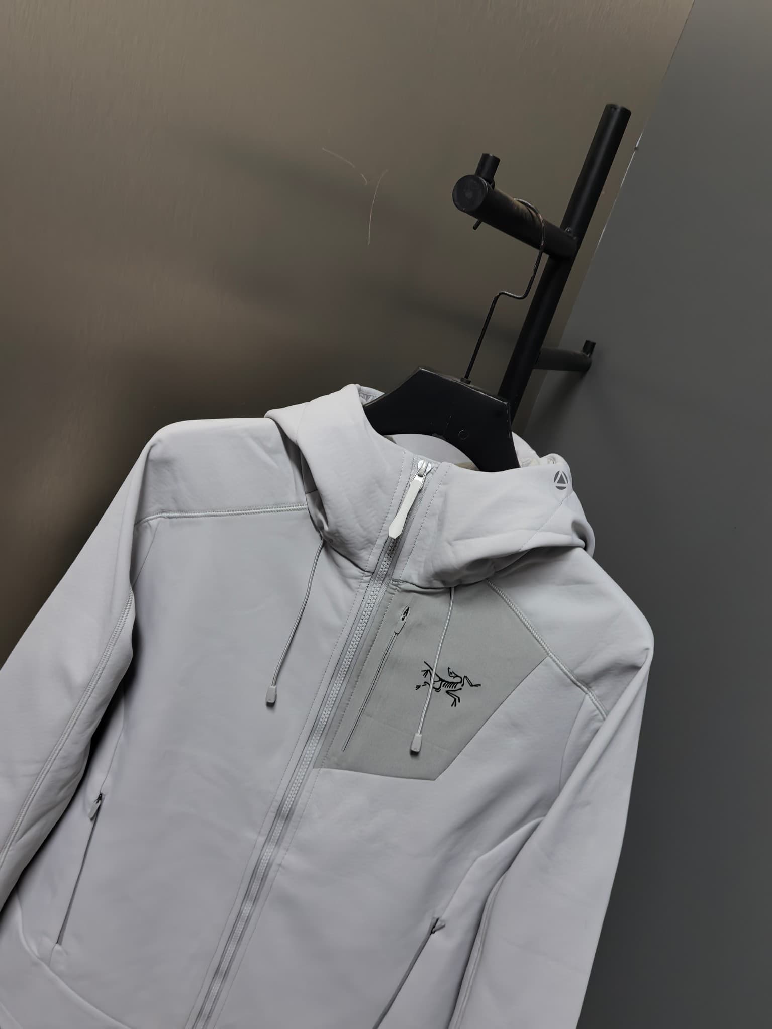 C12516 2026 latest model – the top version! A new men’s jacket for autumn and winter. It features a soft shell material, and the windproof and rainproof hood makes it an essential item in any autumn/winter wardrobe. The logo printed on the chest gives a m — image 6