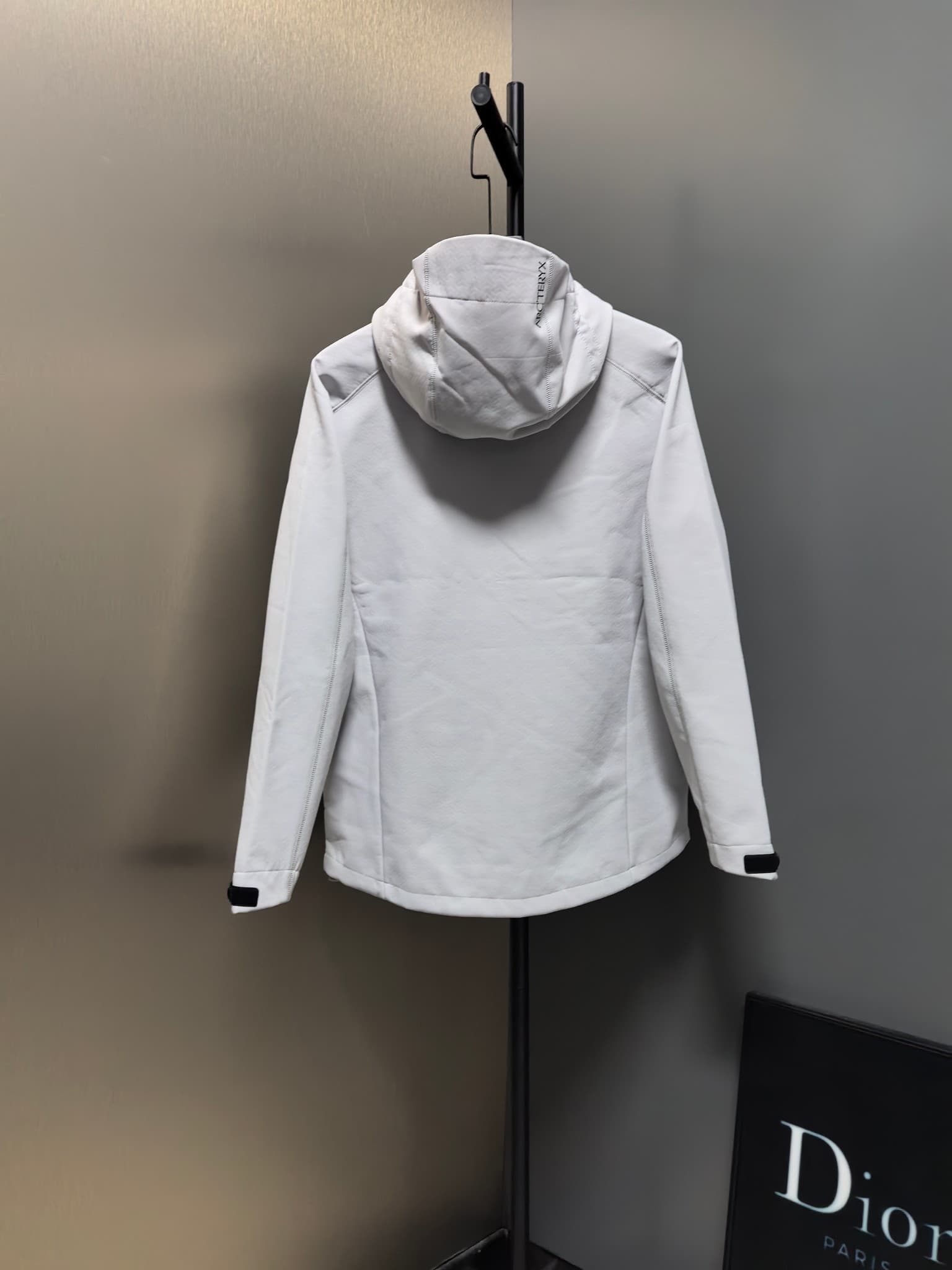 C12516 2026 latest model – the top version! A new men’s jacket for autumn and winter. It features a soft shell material, and the windproof and rainproof hood makes it an essential item in any autumn/winter wardrobe. The logo printed on the chest gives a m — image 8