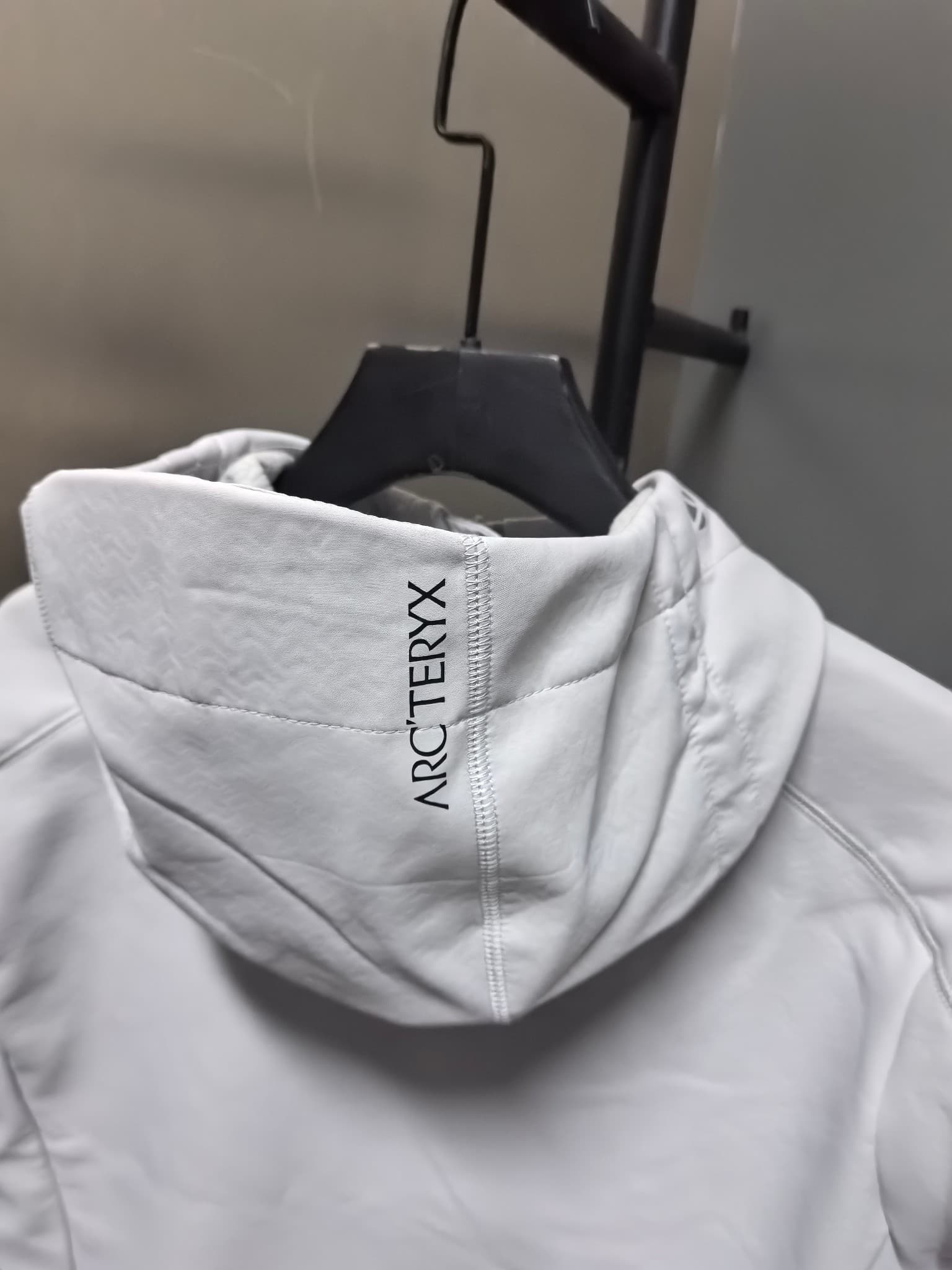 C12516 2026 latest model – the top version! A new men’s jacket for autumn and winter. It features a soft shell material, and the windproof and rainproof hood makes it an essential item in any autumn/winter wardrobe. The logo printed on the chest gives a m — image 7