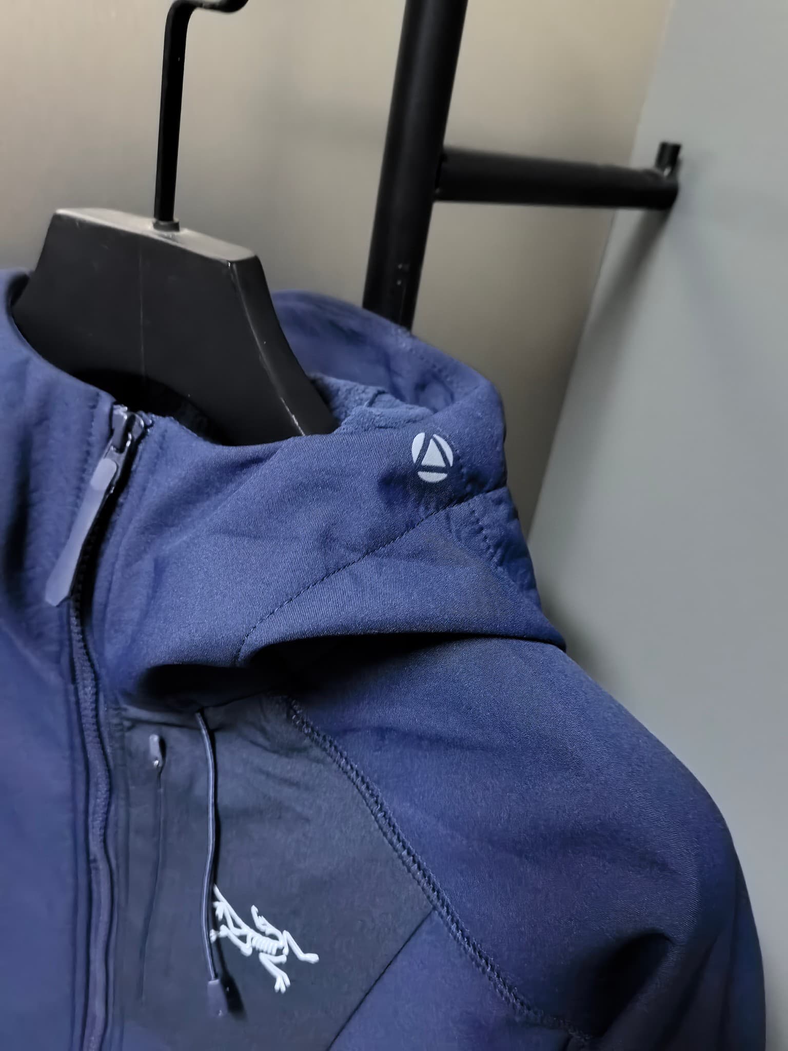 C12517 2026 – The latest version! A new autumn/winter men’s jacket with a soft shell. It also features a hood that protects against wind and rain. The logo printed on the chest makes it look more stylish and attractive. It has a classic, well-proportioned — image 5