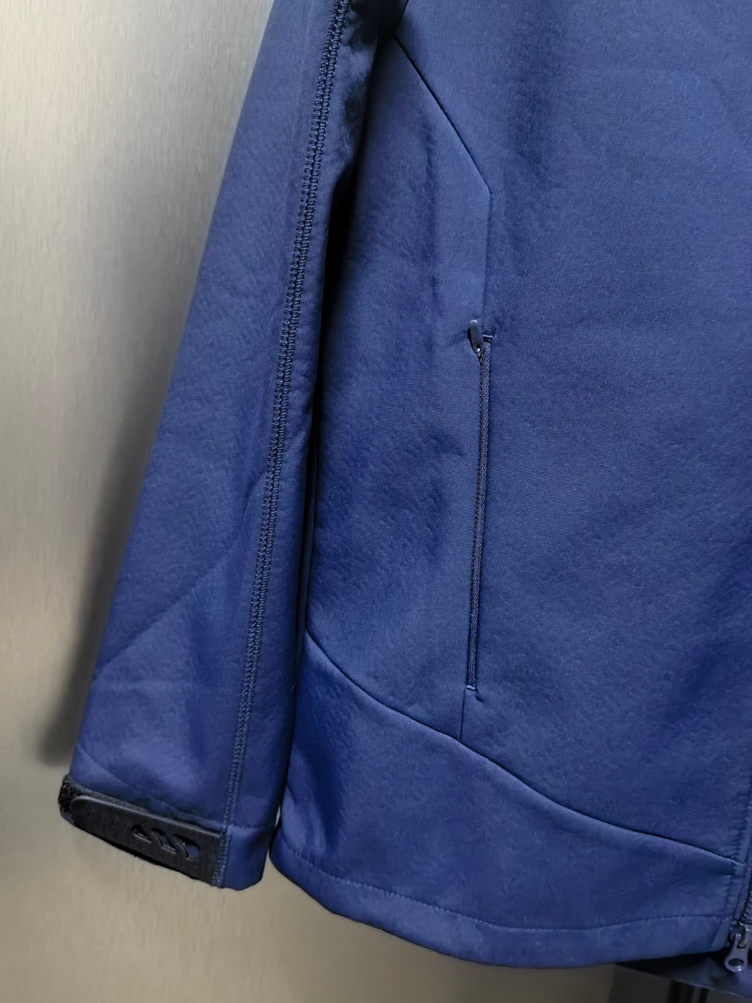 C12517 2026 – The latest version! A new autumn/winter men’s jacket with a soft shell. It also features a hood that protects against wind and rain. The logo printed on the chest makes it look more stylish and attractive. It has a classic, well-proportioned — image 4