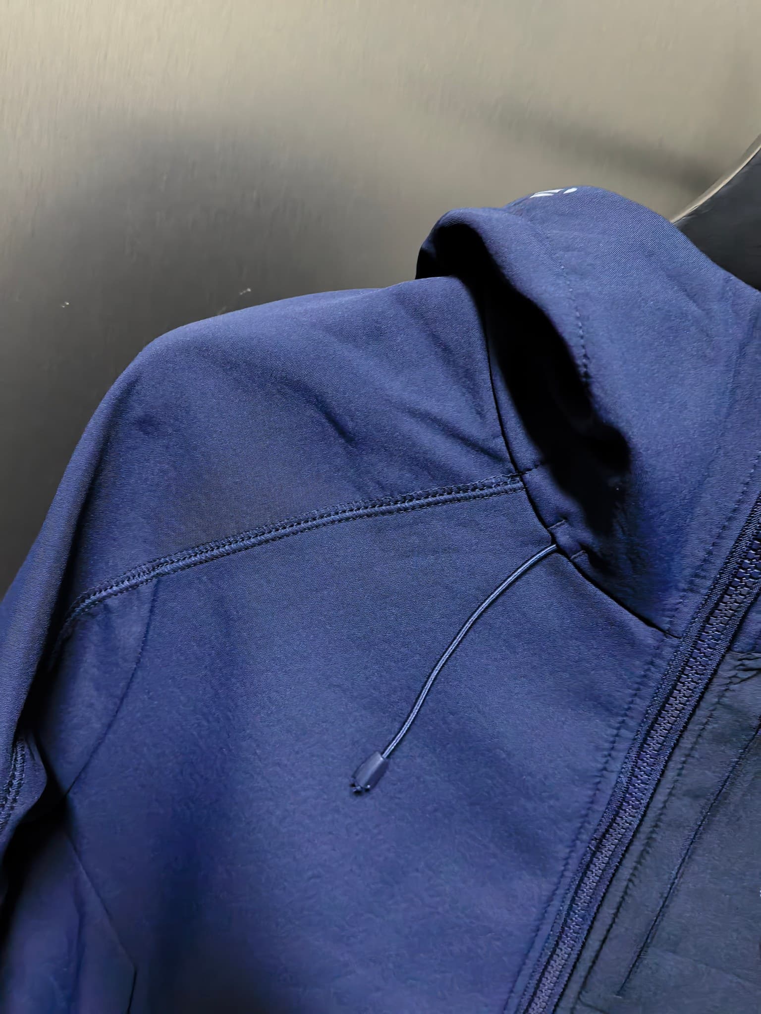 C12517 2026 – The latest version! A new autumn/winter men’s jacket with a soft shell. It also features a hood that protects against wind and rain. The logo printed on the chest makes it look more stylish and attractive. It has a classic, well-proportioned — image 2