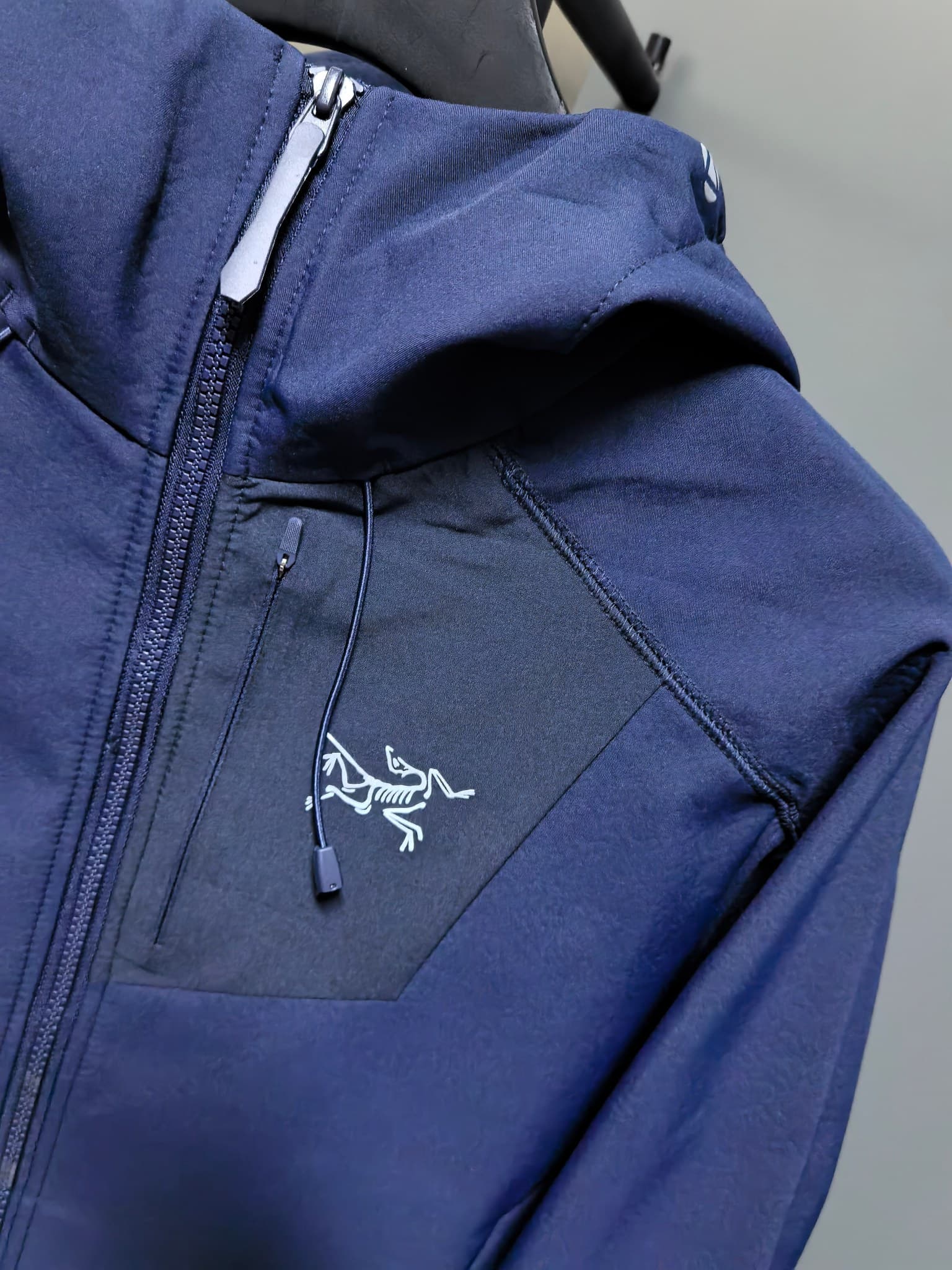 C12517 2026 – The latest version! A new autumn/winter men’s jacket with a soft shell. It also features a hood that protects against wind and rain. The logo printed on the chest makes it look more stylish and attractive. It has a classic, well-proportioned — image 3