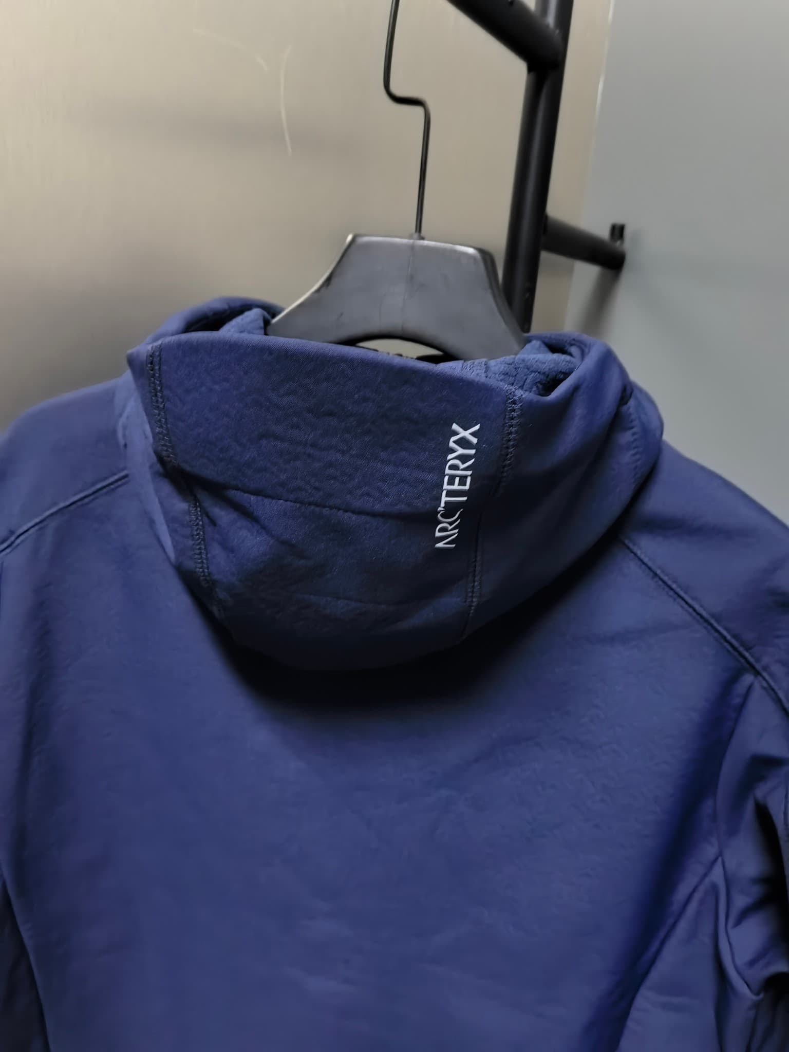 C12517 2026 – The latest version! A new autumn/winter men’s jacket with a soft shell. It also features a hood that protects against wind and rain. The logo printed on the chest makes it look more stylish and attractive. It has a classic, well-proportioned — image 7