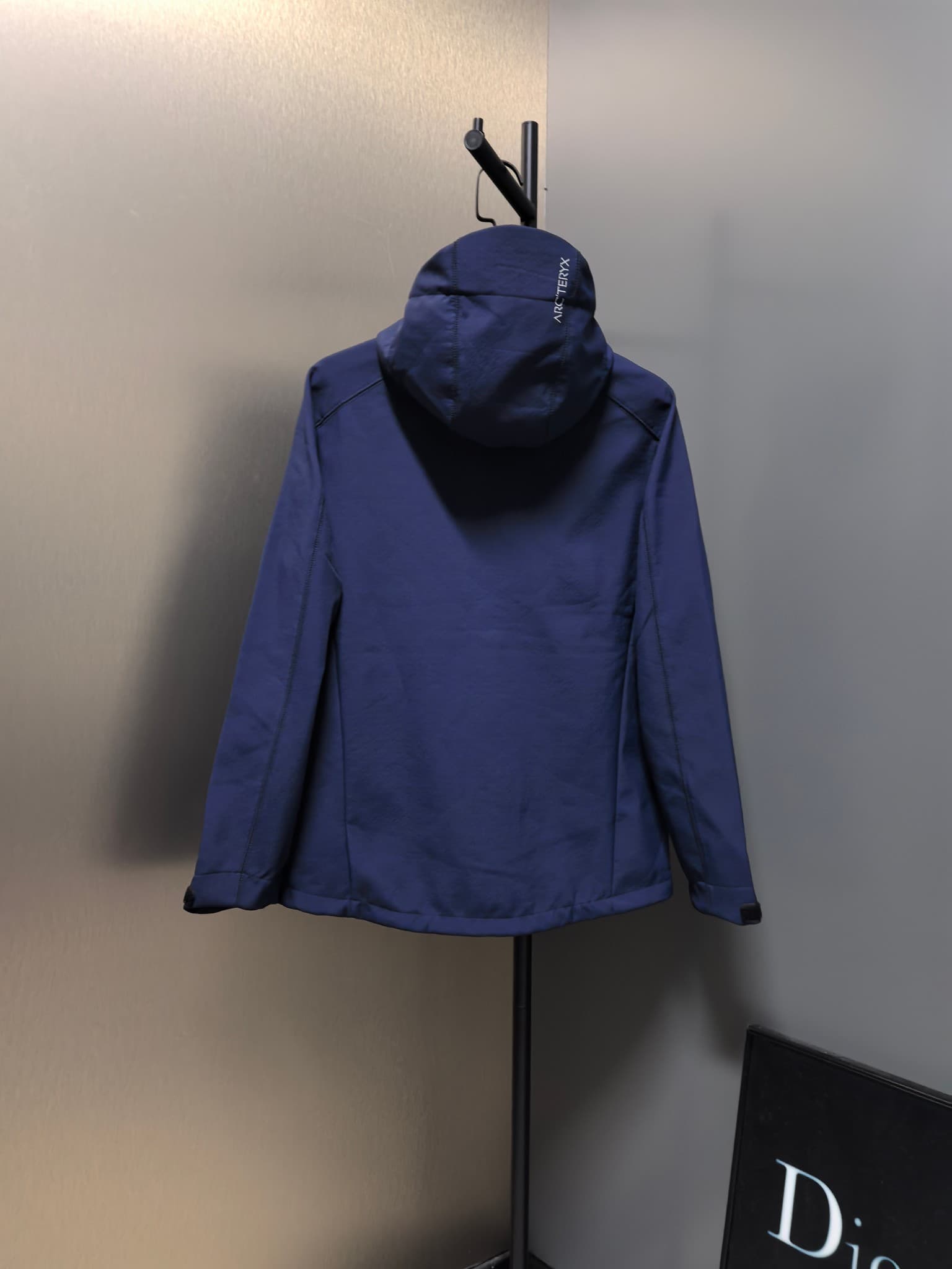 C12517 2026 – The latest version! A new autumn/winter men’s jacket with a soft shell. It also features a hood that protects against wind and rain. The logo printed on the chest makes it look more stylish and attractive. It has a classic, well-proportioned — image 8