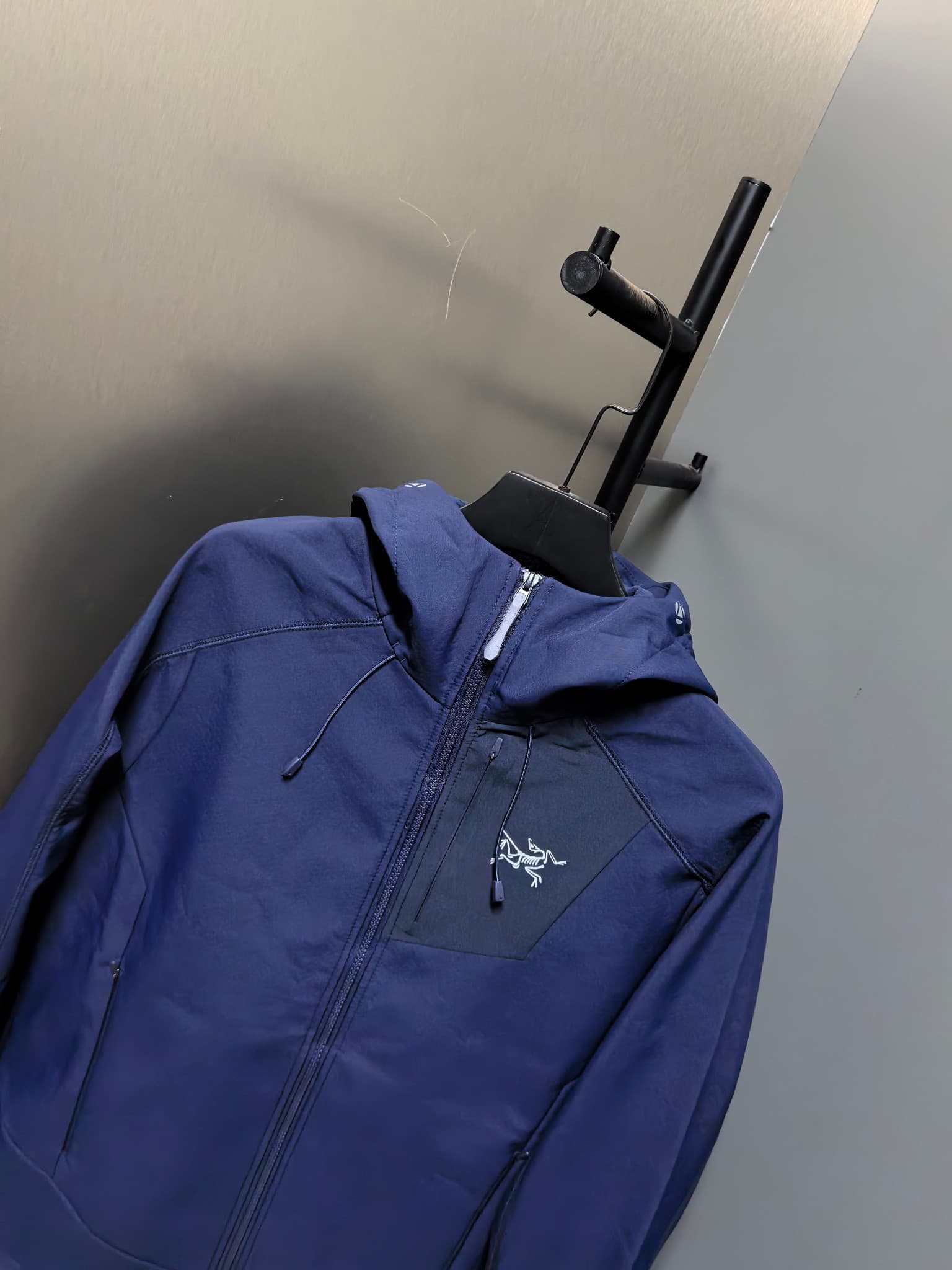 C12517 2026 – The latest version! A new autumn/winter men’s jacket with a soft shell. It also features a hood that protects against wind and rain. The logo printed on the chest makes it look more stylish and attractive. It has a classic, well-proportioned — image 6