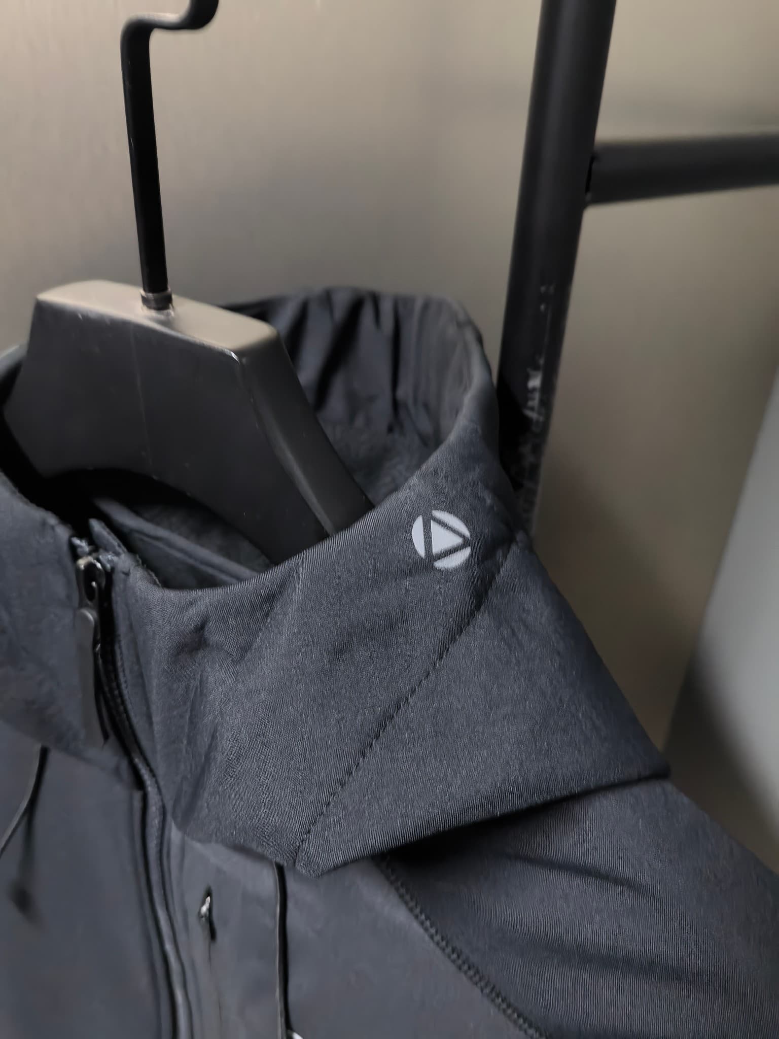 C12519 2026 ’s latest model – the top version – is a new men’s jacket for autumn and winter. It features a soft shell design, and the windproof and rainproof hooded jacket makes it an essential item in any winter wardrobe! The logo printed on the chest gi — image 5