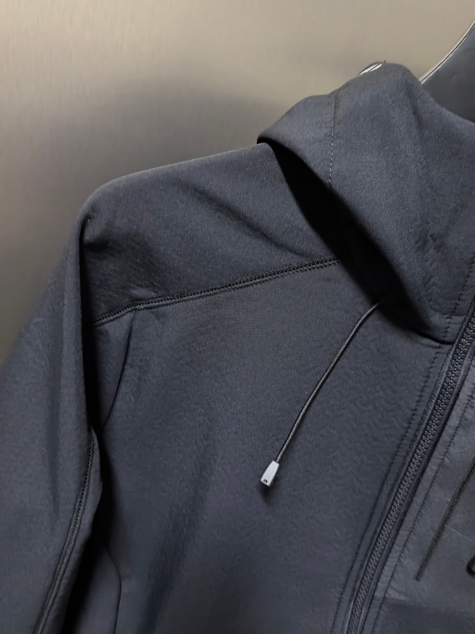 C12519 2026 ’s latest model – the top version – is a new men’s jacket for autumn and winter. It features a soft shell design, and the windproof and rainproof hooded jacket makes it an essential item in any winter wardrobe! The logo printed on the chest gi — image 2