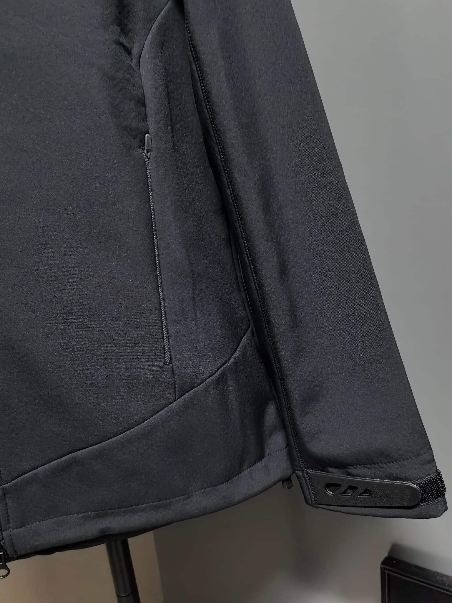 C12519 2026 ’s latest model – the top version – is a new men’s jacket for autumn and winter. It features a soft shell design, and the windproof and rainproof hooded jacket makes it an essential item in any winter wardrobe! The logo printed on the chest gi — image 4