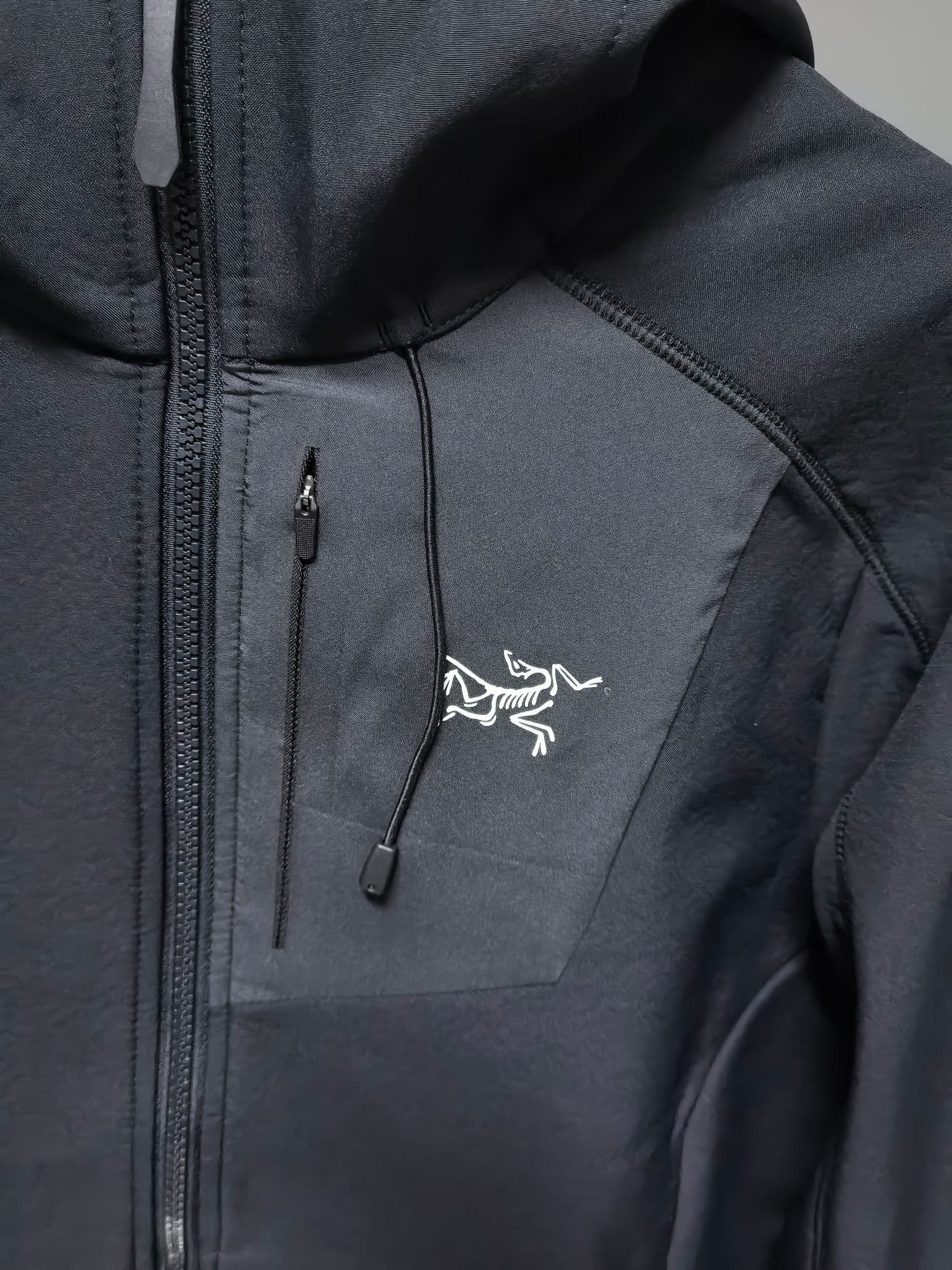 C12519 2026 ’s latest model – the top version – is a new men’s jacket for autumn and winter. It features a soft shell design, and the windproof and rainproof hooded jacket makes it an essential item in any winter wardrobe! The logo printed on the chest gi — image 3