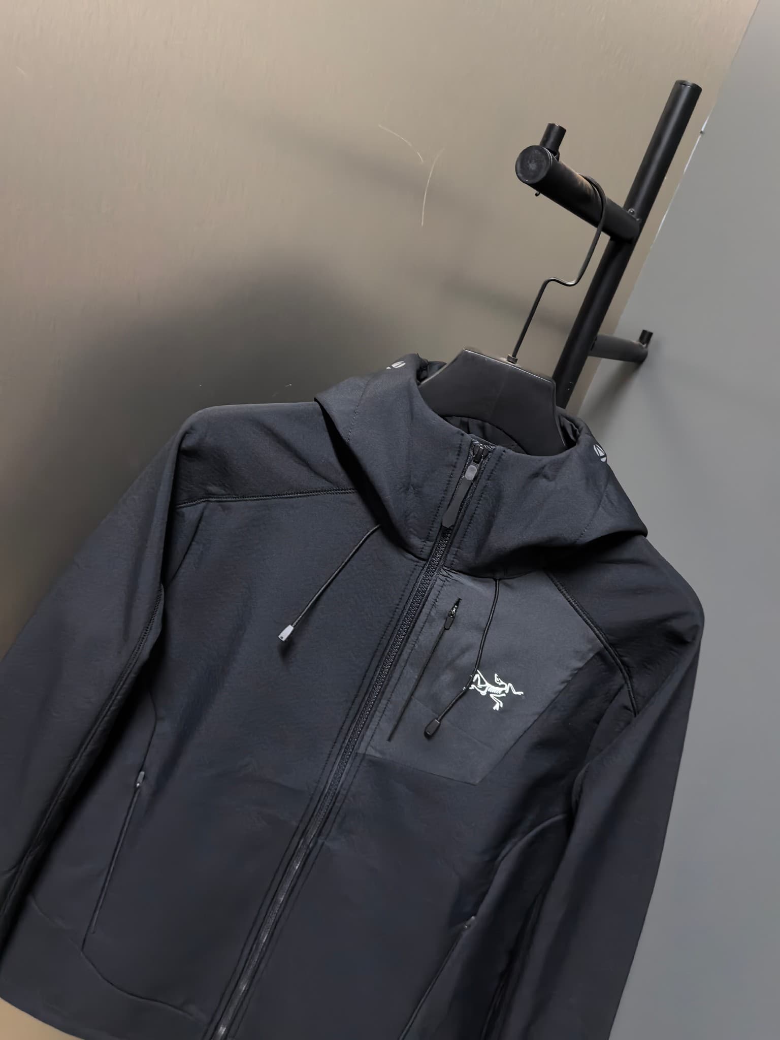 C12519 2026 ’s latest model – the top version – is a new men’s jacket for autumn and winter. It features a soft shell design, and the windproof and rainproof hooded jacket makes it an essential item in any winter wardrobe! The logo printed on the chest gi — image 6
