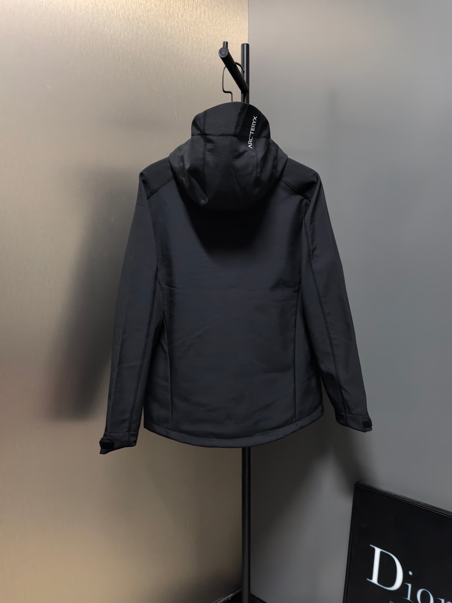 C12519 2026 ’s latest model – the top version – is a new men’s jacket for autumn and winter. It features a soft shell design, and the windproof and rainproof hooded jacket makes it an essential item in any winter wardrobe! The logo printed on the chest gi — image 8