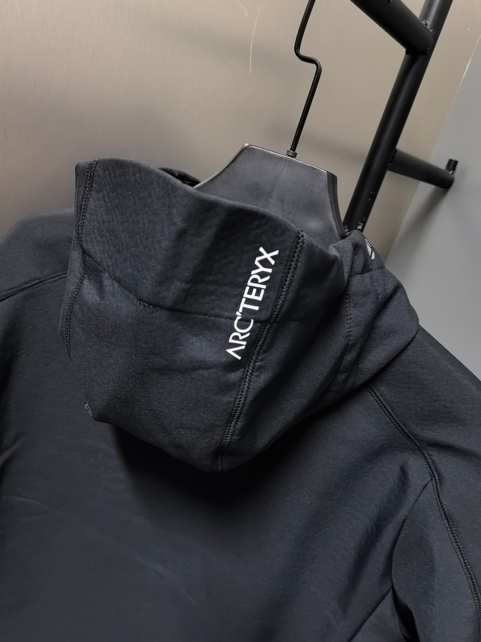 C12519 2026 ’s latest model – the top version – is a new men’s jacket for autumn and winter. It features a soft shell design, and the windproof and rainproof hooded jacket makes it an essential item in any winter wardrobe! The logo printed on the chest gi — image 7