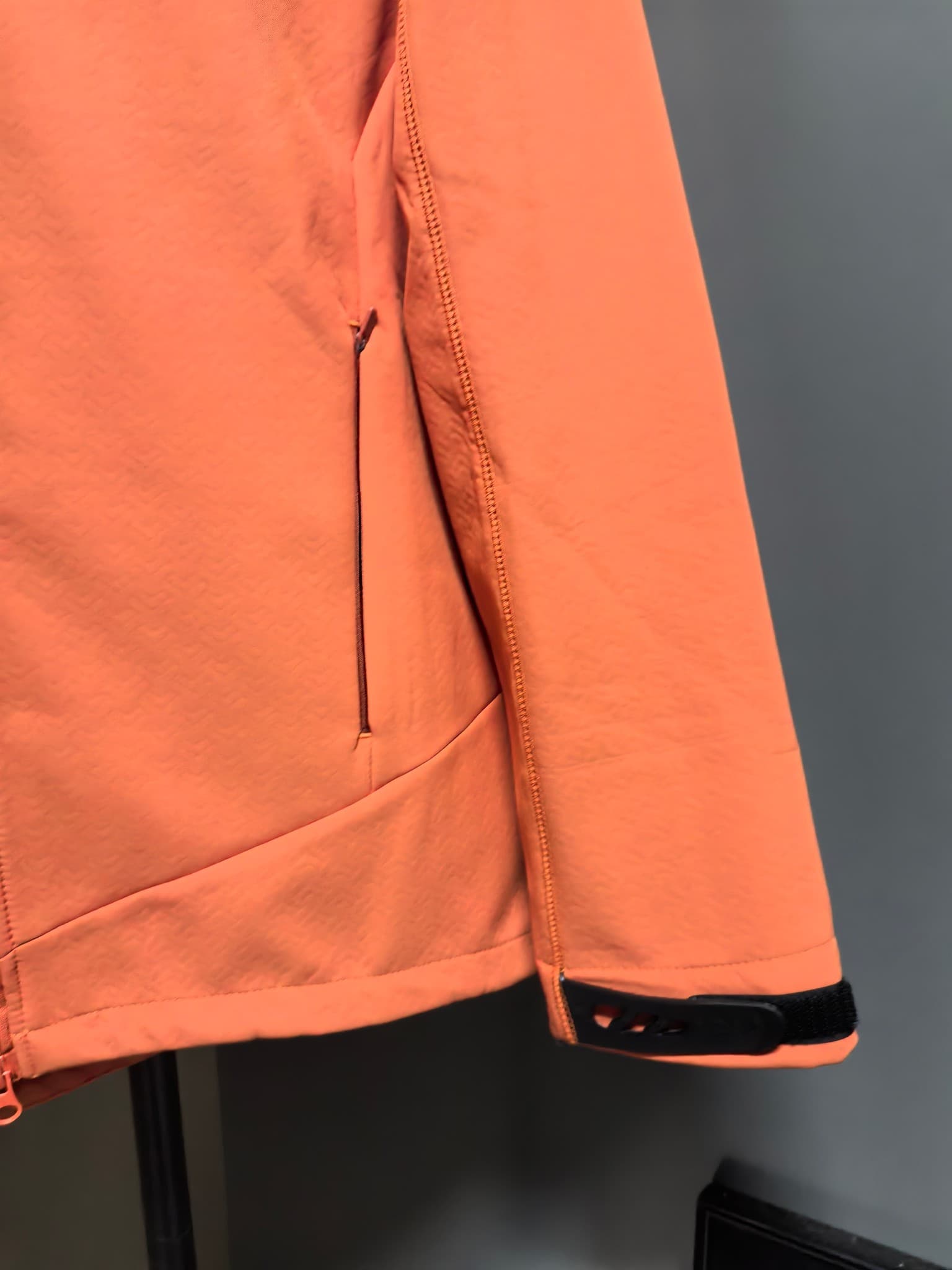 C12520 2026 latest model 【Top version】 New autumn/winter men’s clothing – soft-shell windproof and waterproof jacket! The cap with a logo print on the chest makes it a must-have item in any autumn/winter wardrobe. Classic, stylish cut – a perfect choice f — image 5