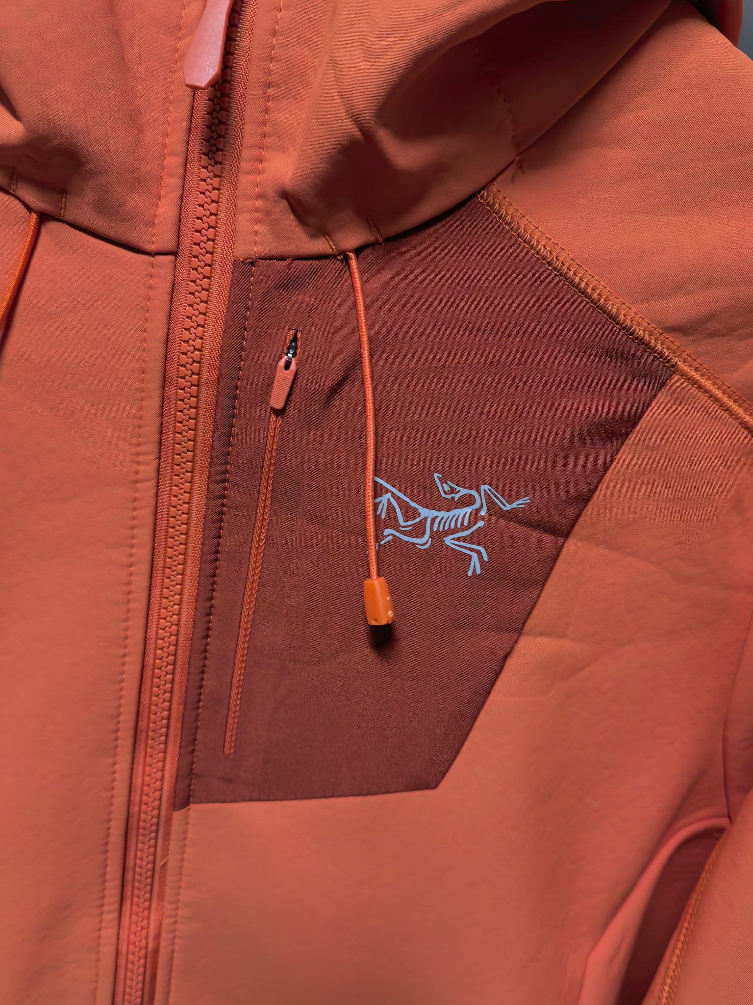 C12520 2026 latest model 【Top version】 New autumn/winter men’s clothing – soft-shell windproof and waterproof jacket! The cap with a logo print on the chest makes it a must-have item in any autumn/winter wardrobe. Classic, stylish cut – a perfect choice f — image 3