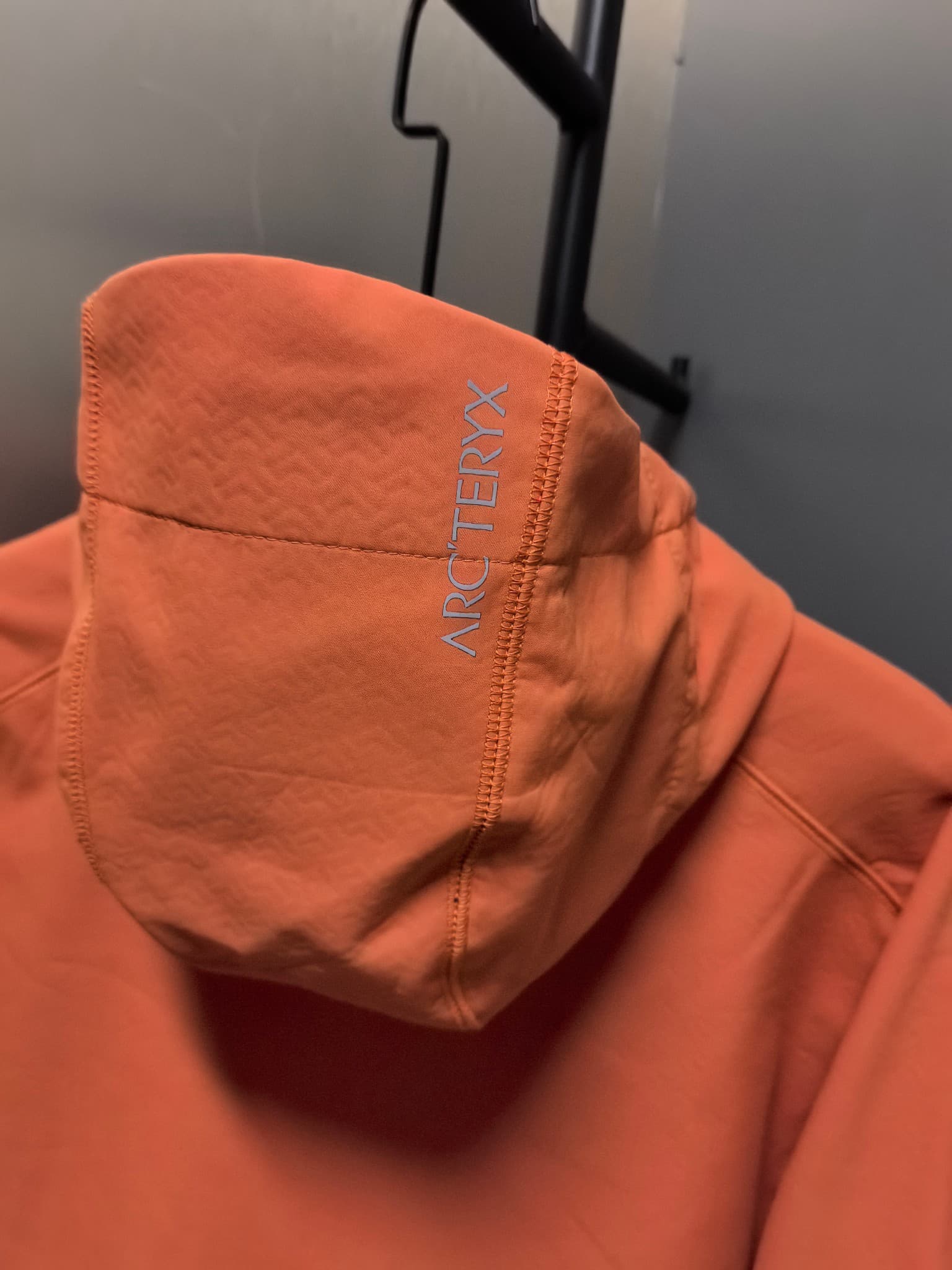 C12520 2026 latest model 【Top version】 New autumn/winter men’s clothing – soft-shell windproof and waterproof jacket! The cap with a logo print on the chest makes it a must-have item in any autumn/winter wardrobe. Classic, stylish cut – a perfect choice f — image 8