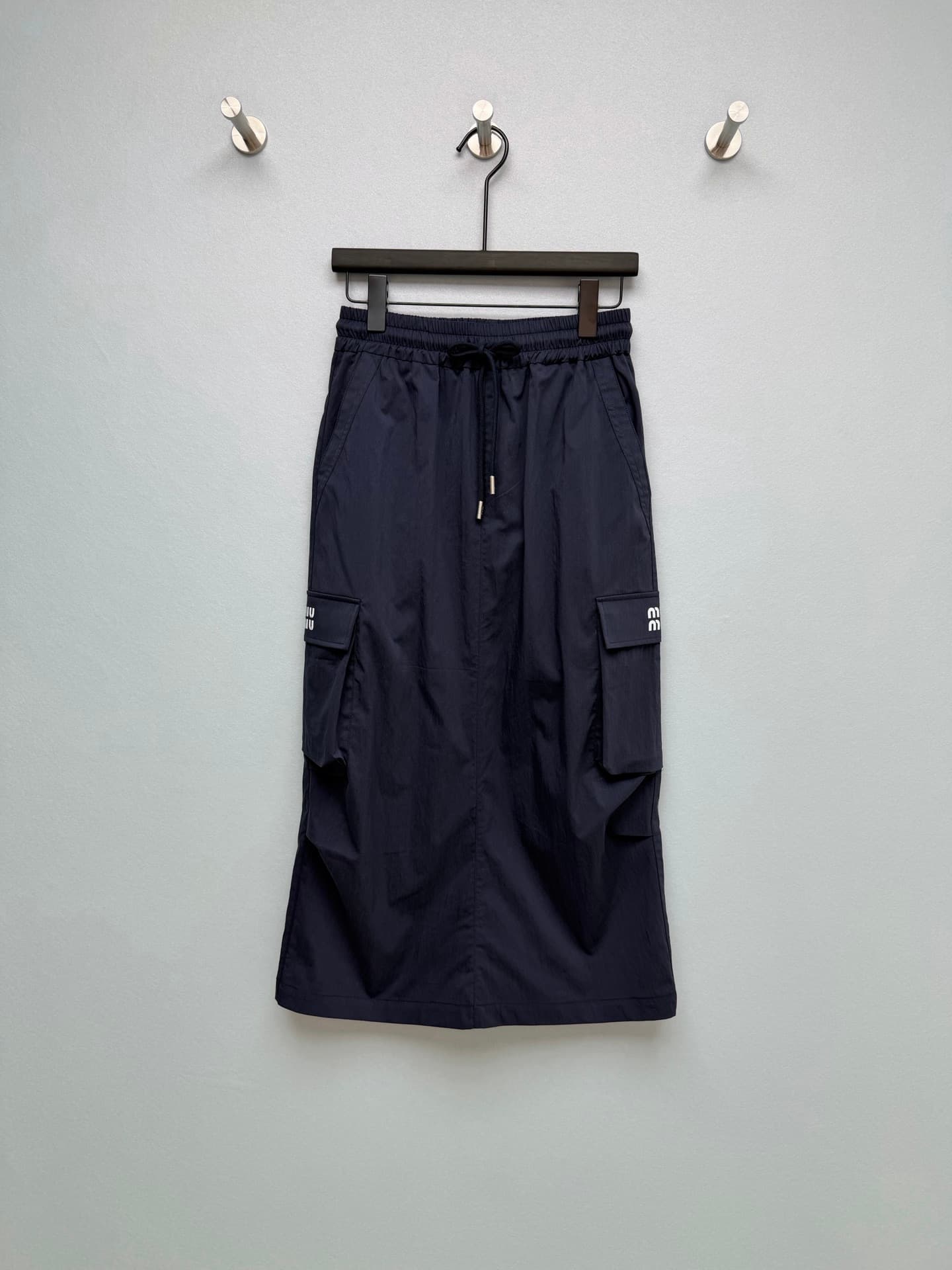 C18458 🔥🔥MIUMI*26 new vintage/retro workwear miniskirt! The MIU-style workwear miniskirt perfectly balances “coolness” and “girliness”. Made of quick-drying nylon fabric, it is extremely breathable in summer, wrinkle-resistant and easy to care for—no need — image 1