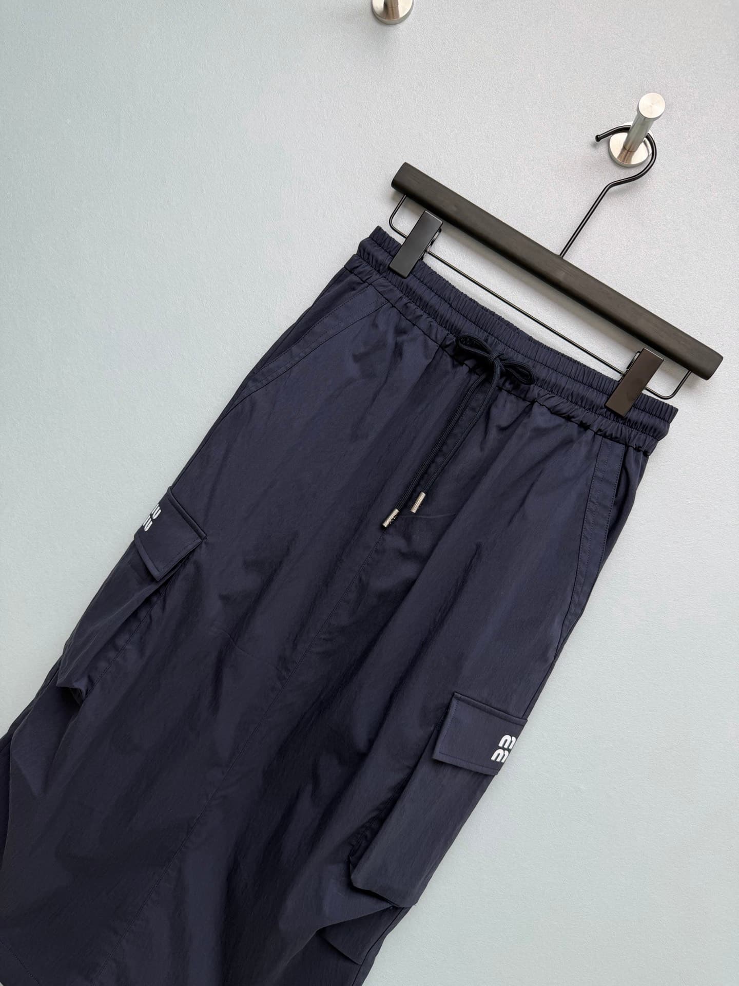 C18458 🔥🔥MIUMI*26 new vintage/retro workwear miniskirt! The MIU-style workwear miniskirt perfectly balances “coolness” and “girliness”. Made of quick-drying nylon fabric, it is extremely breathable in summer, wrinkle-resistant and easy to care for—no need — image 3