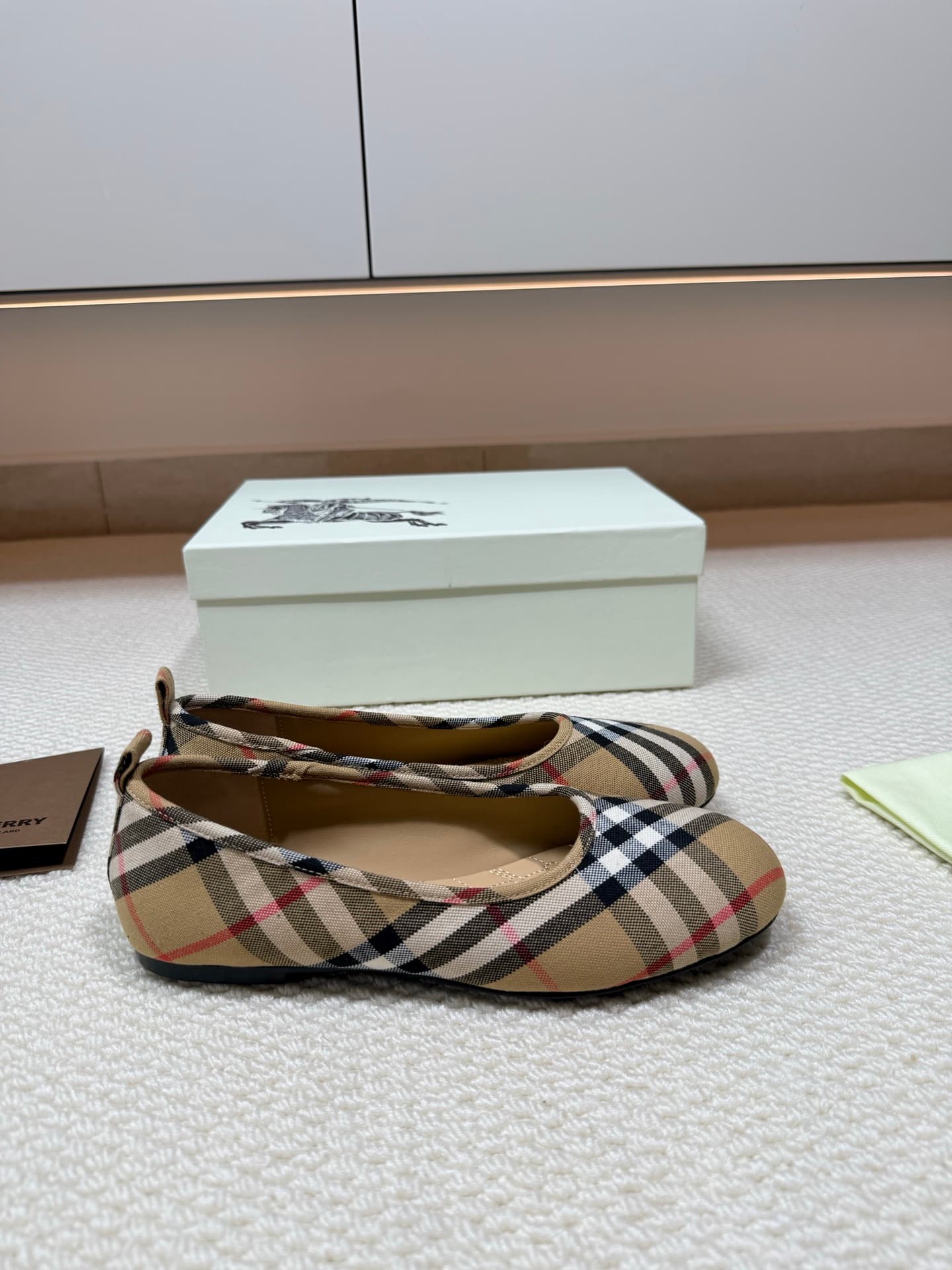 D3191 BURBERRY Linen Low-Bottom Ballet Shoes with Pattern — image 2