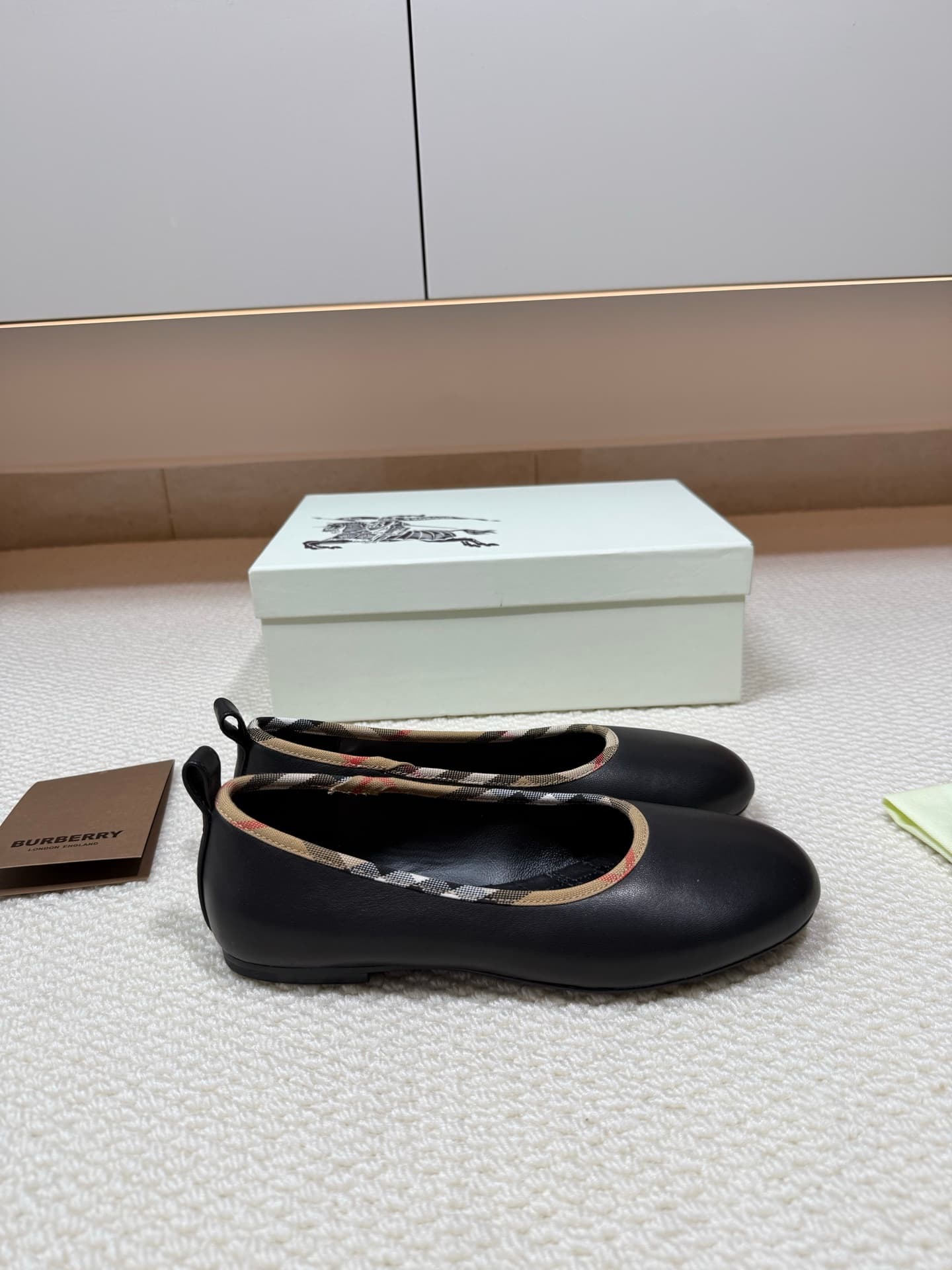 D3189 BURBERRY Light-colored Ballet Shoes with Patterned Pattern — image 2