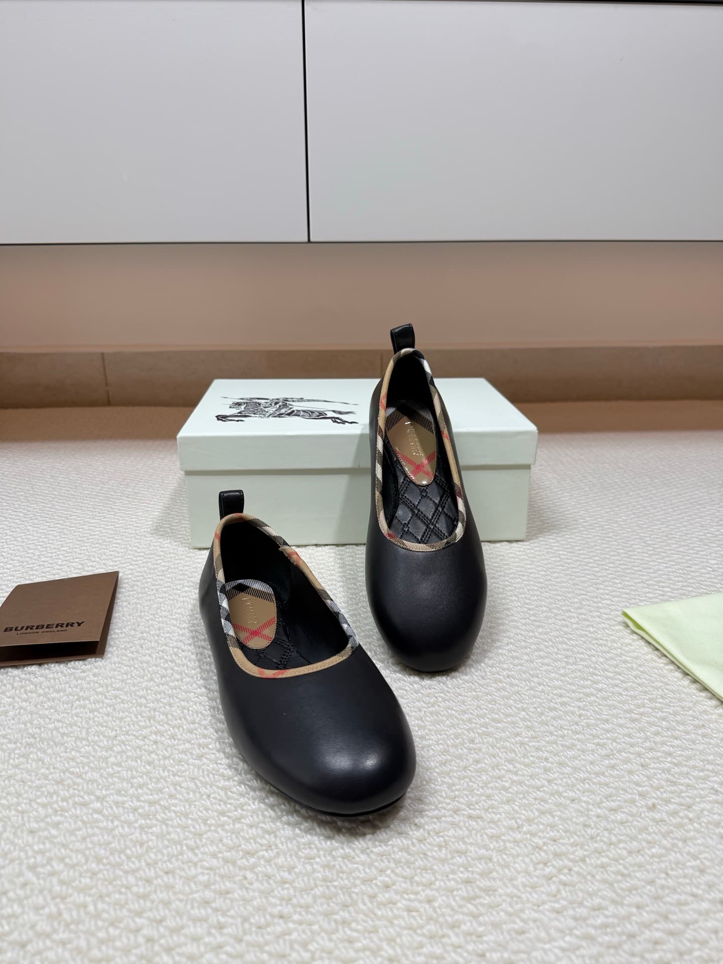 D3189 BURBERRY Light-colored Ballet Shoes with Patterned Pattern — image 3