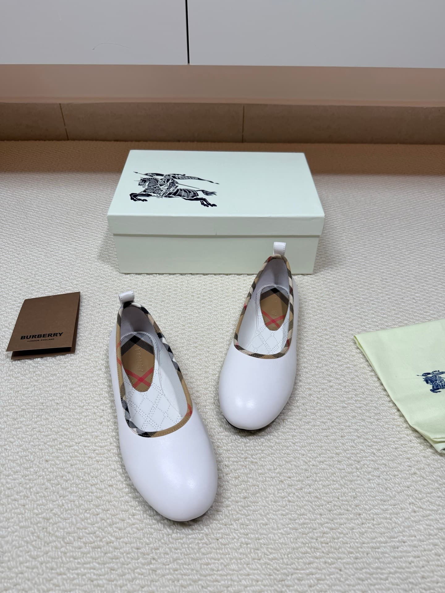 D3188 BURBERRY Light-rimmed ballet shoes with pattern design — image 6