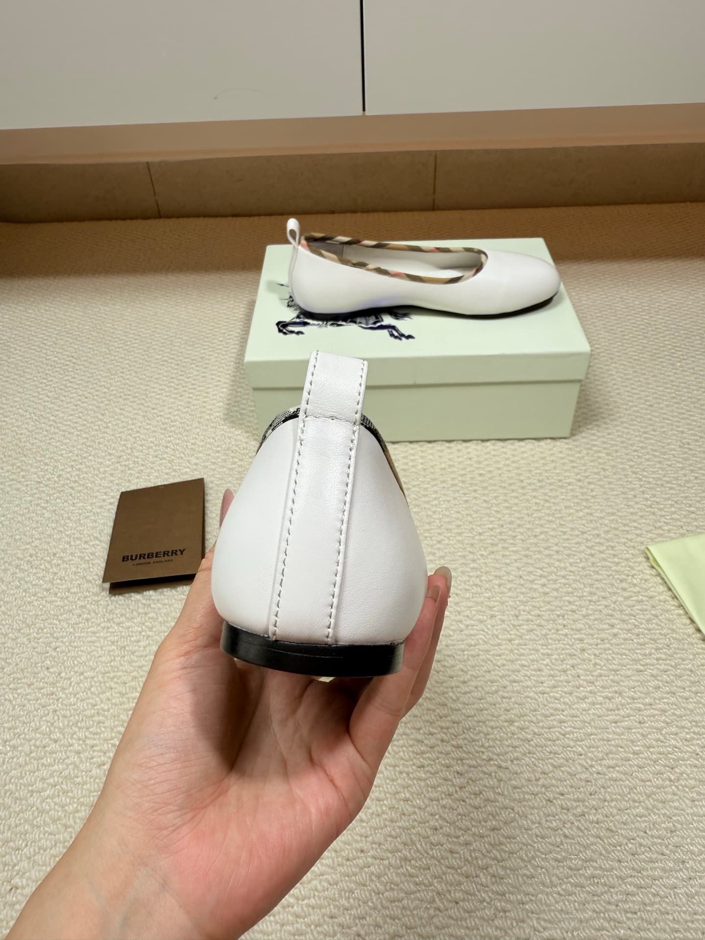 D3188 BURBERRY Light-rimmed ballet shoes with pattern design — image 7