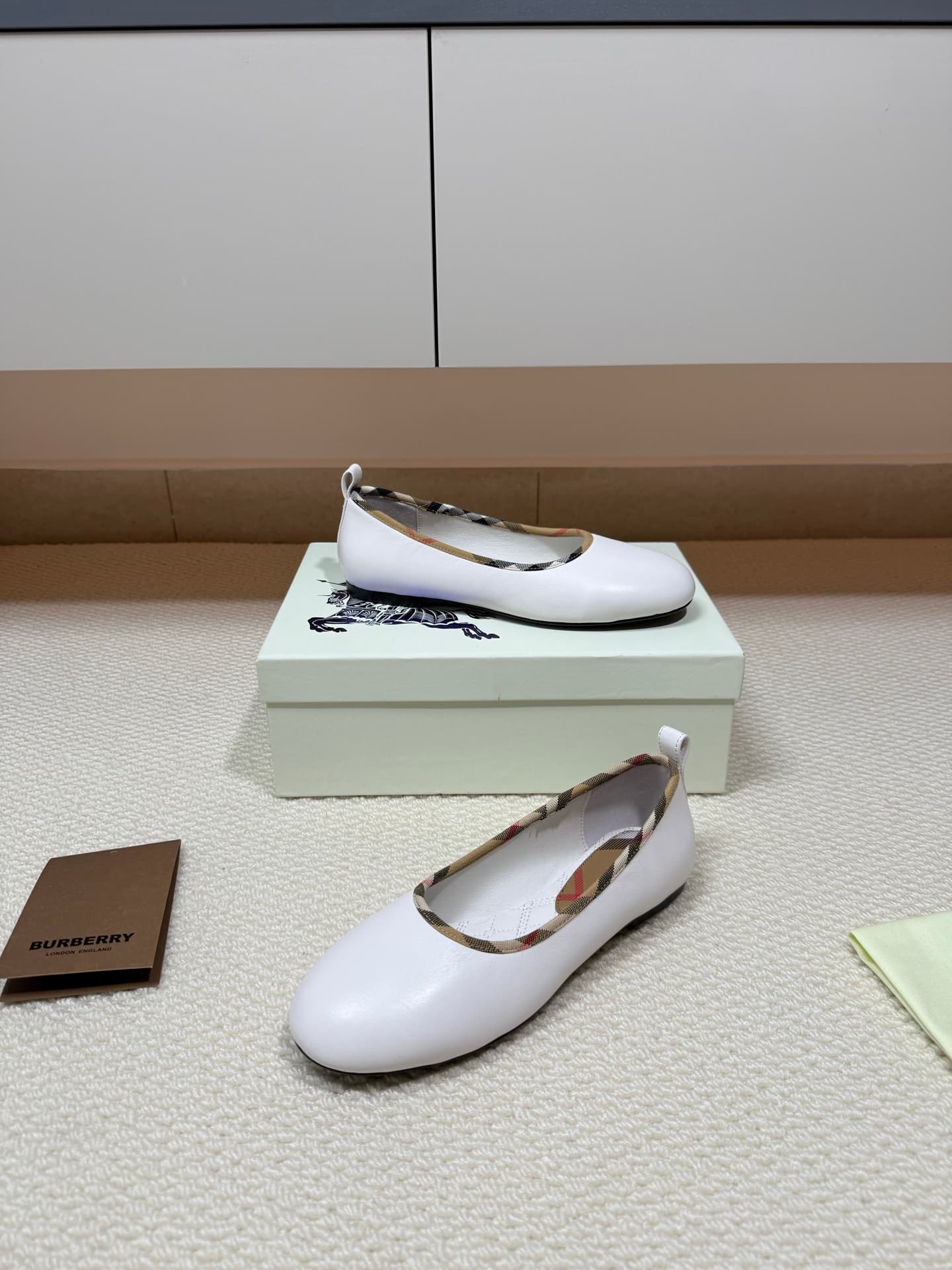 D3188 BURBERRY Light-rimmed ballet shoes with pattern design — image 3