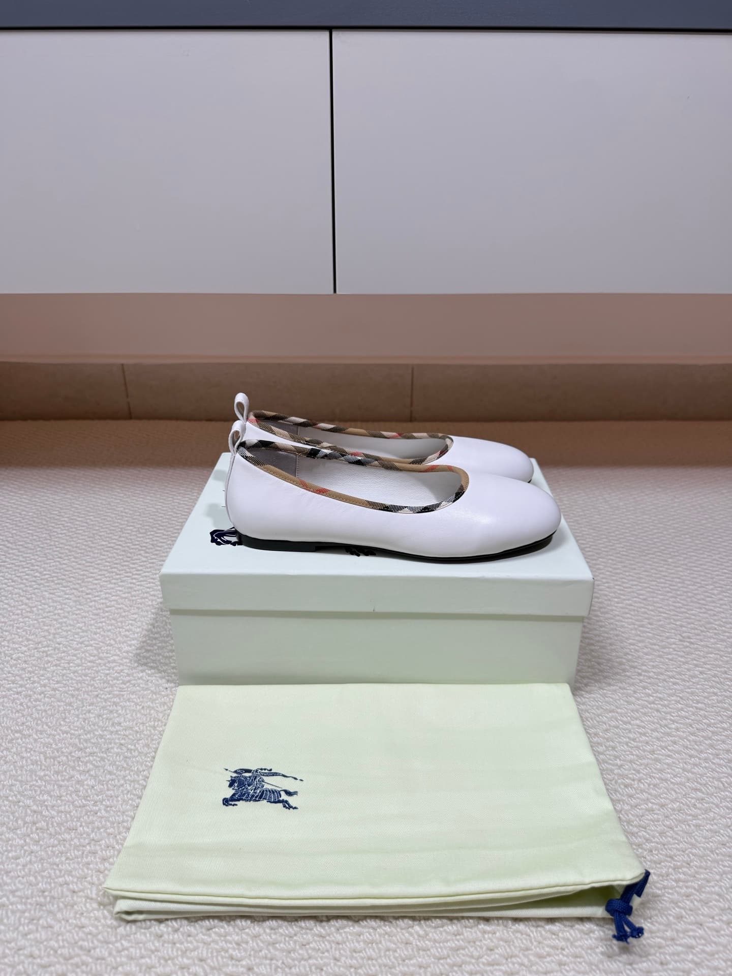 D3188 BURBERRY Light-rimmed ballet shoes with pattern design — image 8