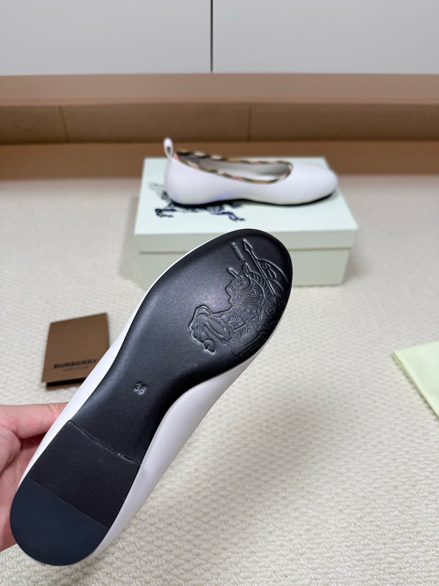 D3188 BURBERRY Light-rimmed ballet shoes with pattern design — image 4