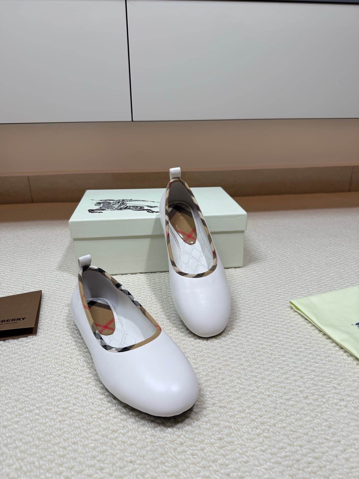 D3188 BURBERRY Light-rimmed ballet shoes with pattern design — image 2