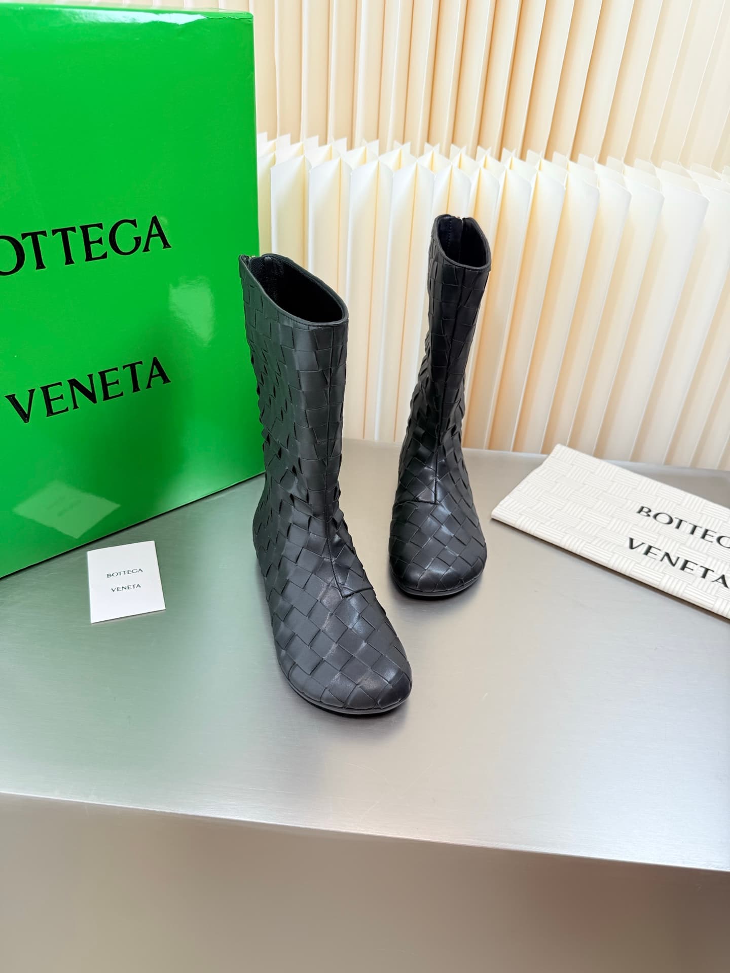 D13717 Hand-woven BV Atomic flat-topped, round-toe short boots — image 4