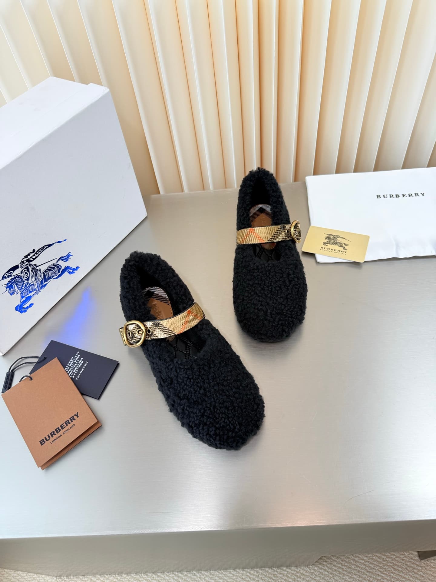 D3156 BURBERRY Lamb hair belt and Mary Jane shoes — image 4