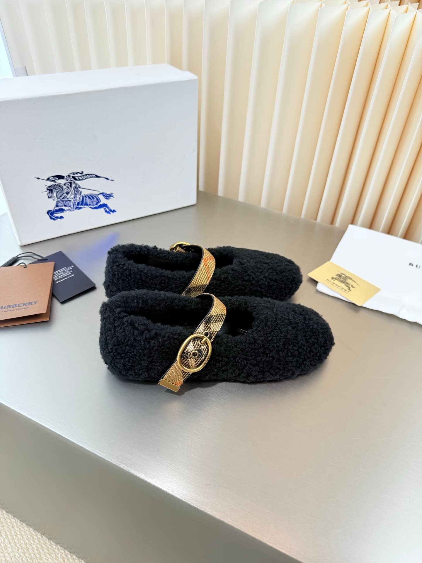 D3156 BURBERRY Lamb hair belt and Mary Jane shoes — image 2
