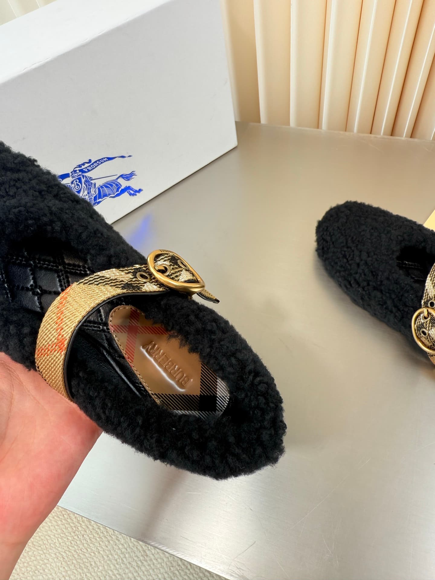 D3156 BURBERRY Lamb hair belt and Mary Jane shoes — image 7