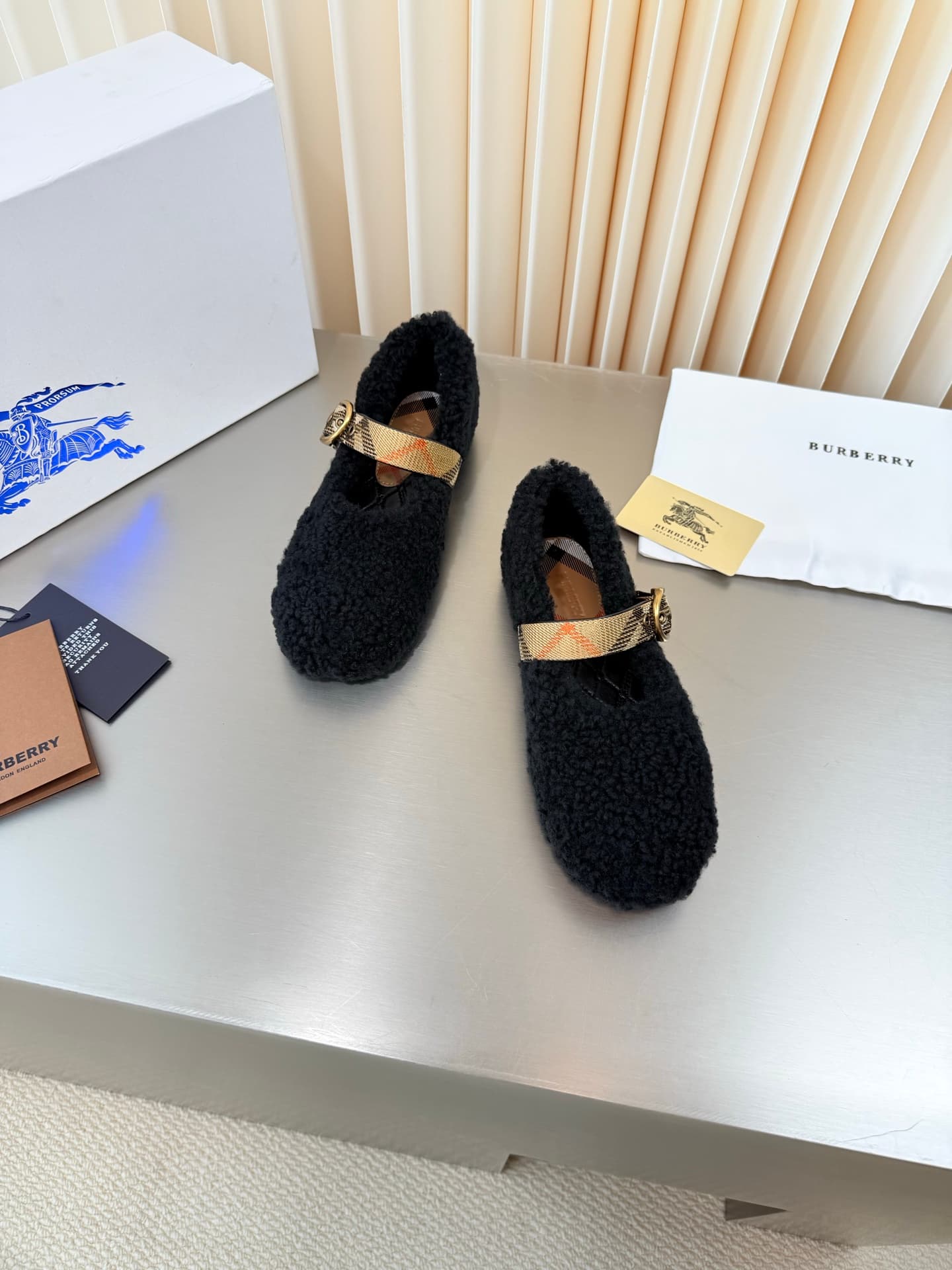 D3156 BURBERRY Lamb hair belt and Mary Jane shoes — image 3